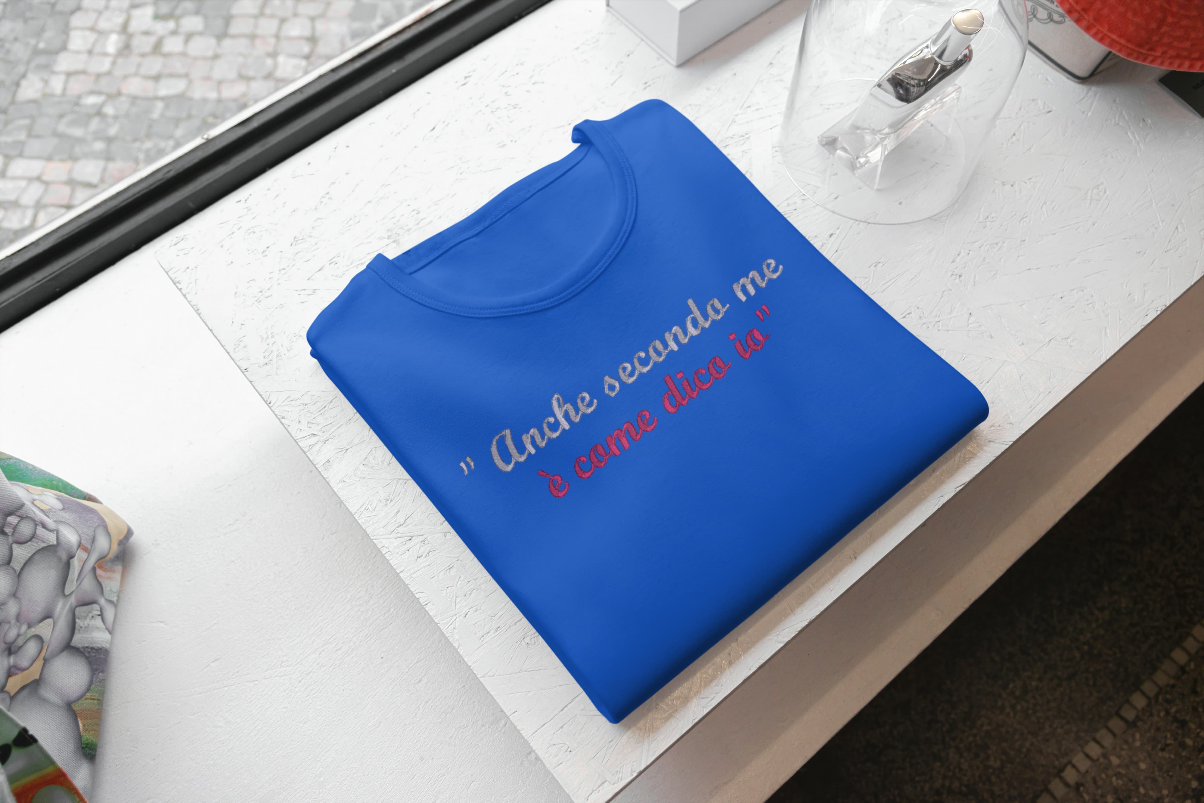 Foto di - T-shirt Ricamata Unisex – 100% Cotone – Stile Streetwear e Confortevole – Anche secondo me è come dico io-Ricamati-Biiply