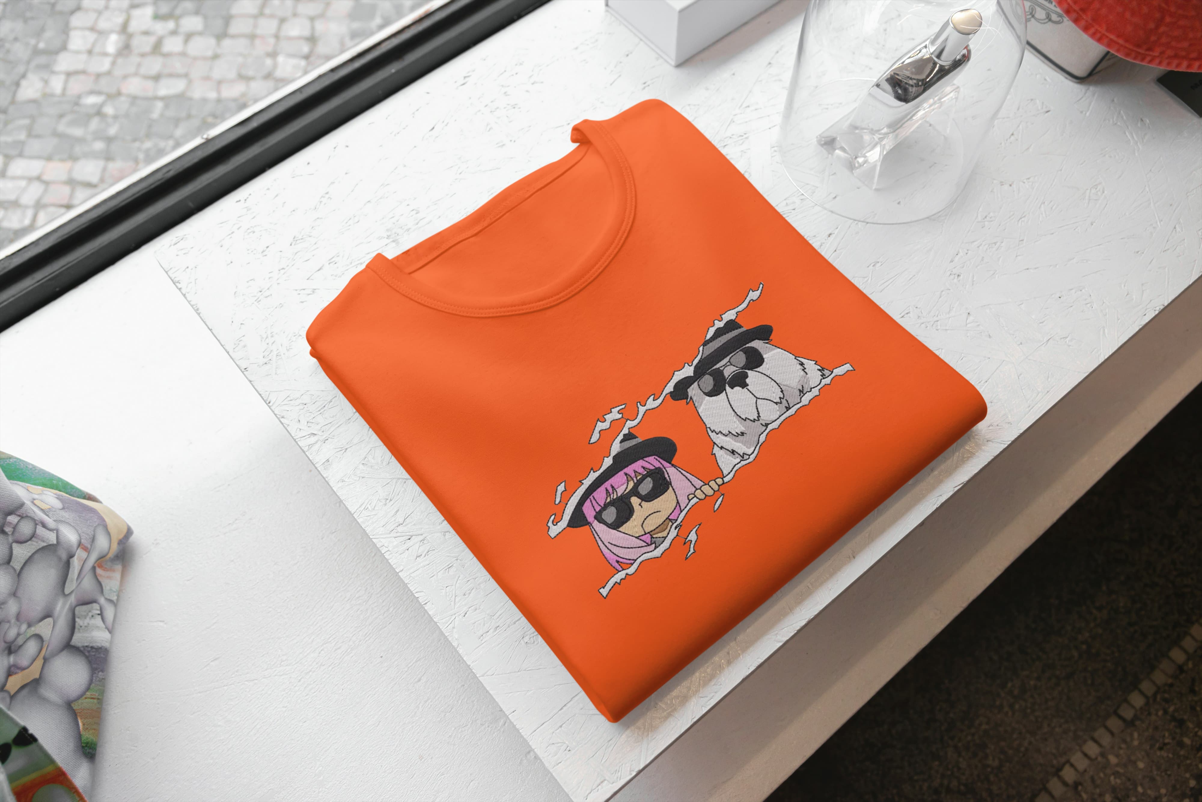 Foto di - T-shirt Ricamata Unisex – 100% Cotone – Stile Streetwear e Confortevole – Anime Spia e Cane-Ricamati-Biiply