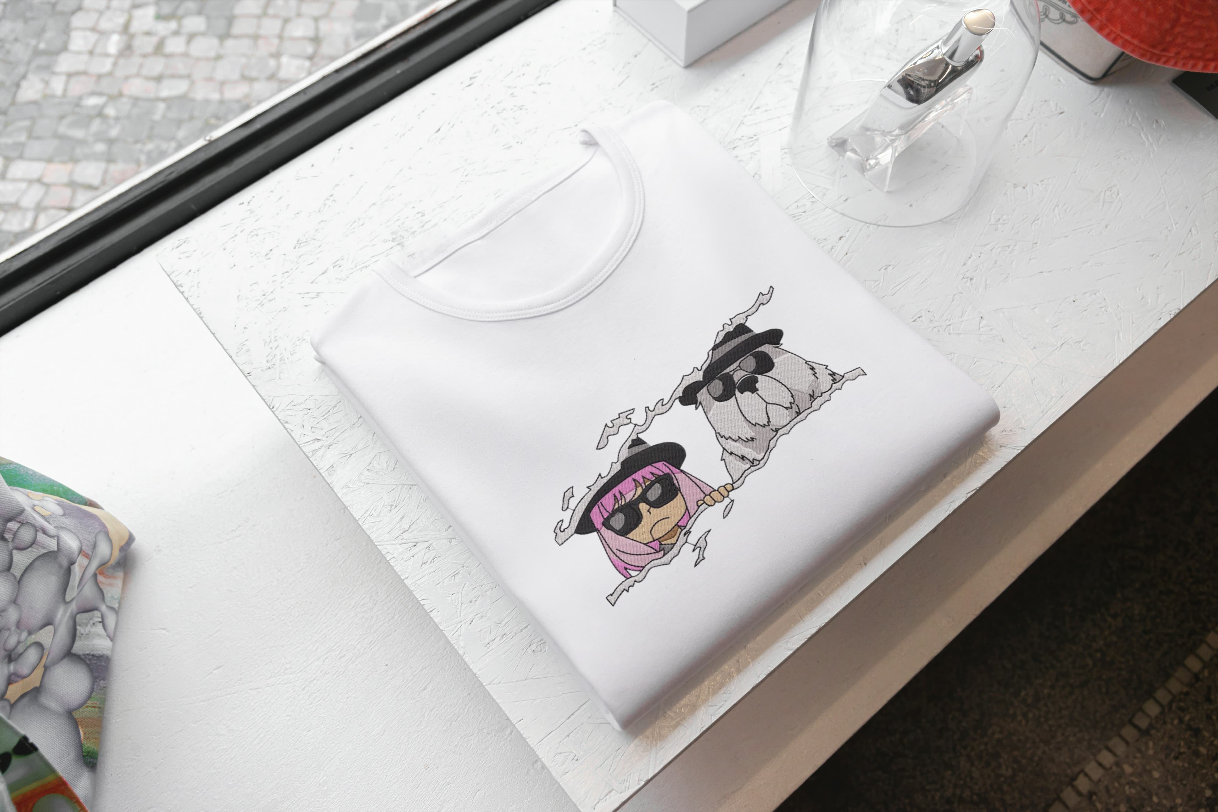 Foto di - T-shirt Ricamata Unisex – 100% Cotone – Stile Streetwear e Confortevole – Anime Spia e Cane-Ricamati-Biiply