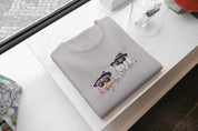Foto di - T-shirt Ricamata Unisex – 100% Cotone – Stile Streetwear e Confortevole – Anime Spia e Cane-Ricamati-Biiply