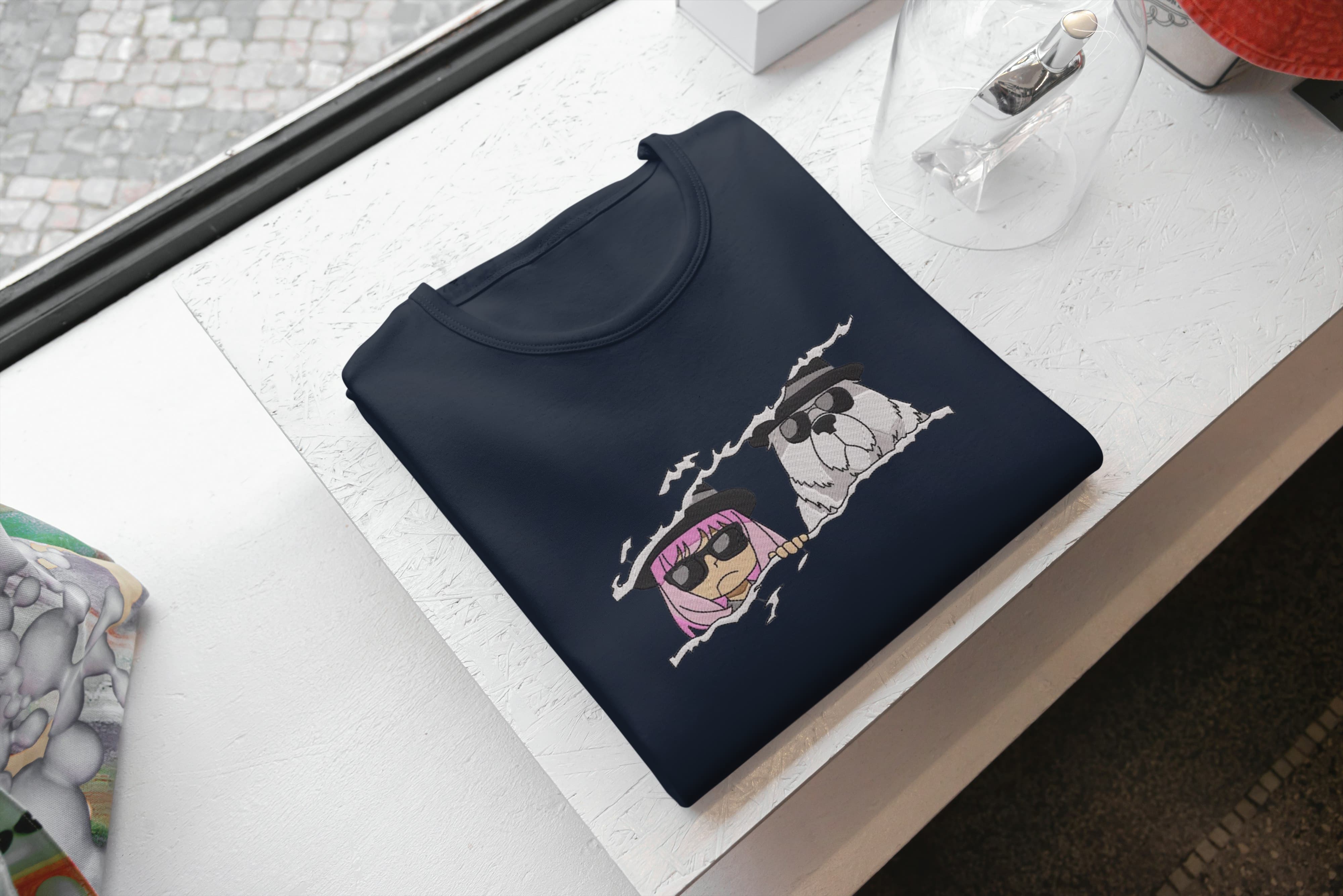 Foto di - T-shirt Ricamata Unisex – 100% Cotone – Stile Streetwear e Confortevole – Anime Spia e Cane-Ricamati-Biiply