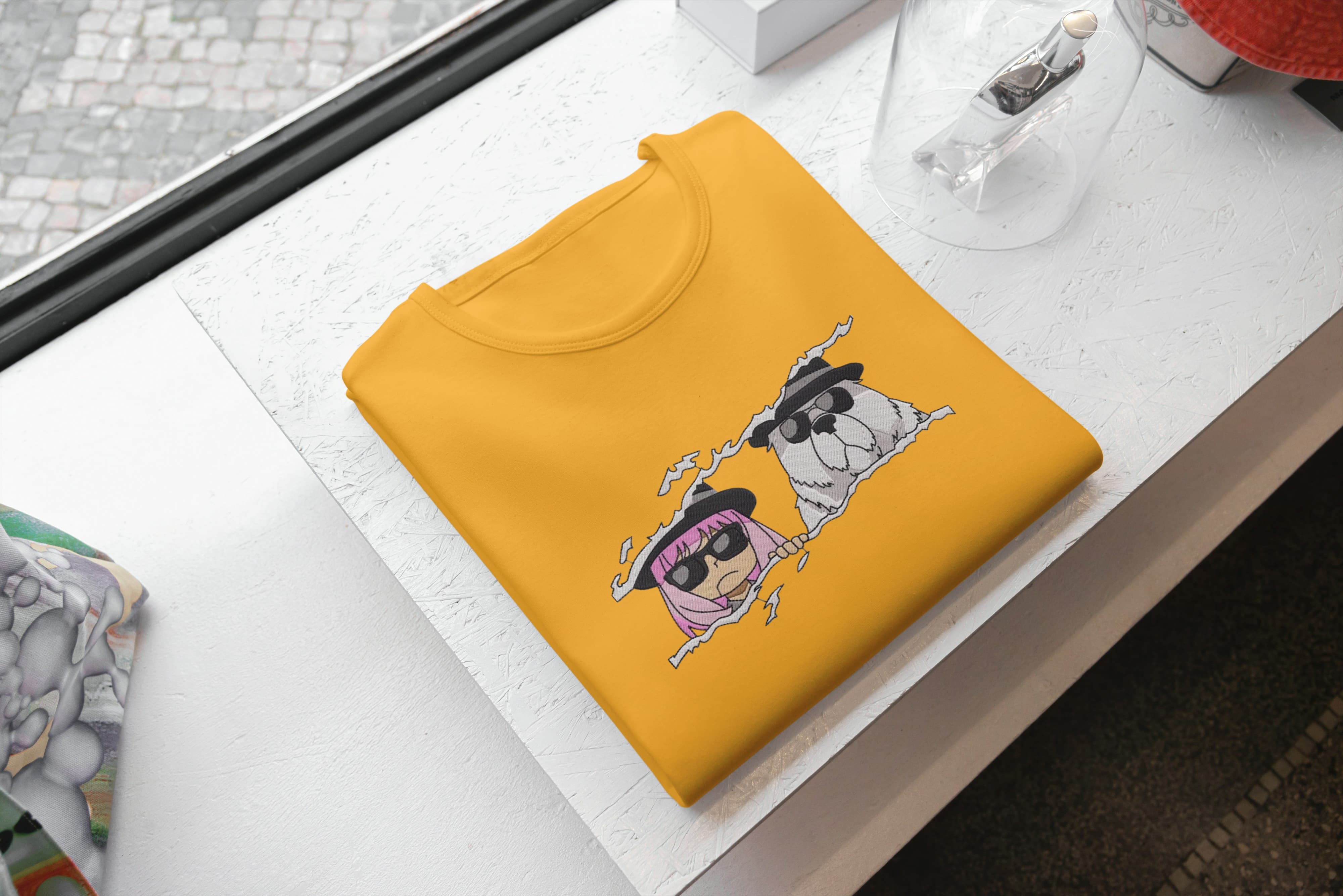 Foto di - T-shirt Ricamata Unisex – 100% Cotone – Stile Streetwear e Confortevole – Anime Spia e Cane-Ricamati-Biiply