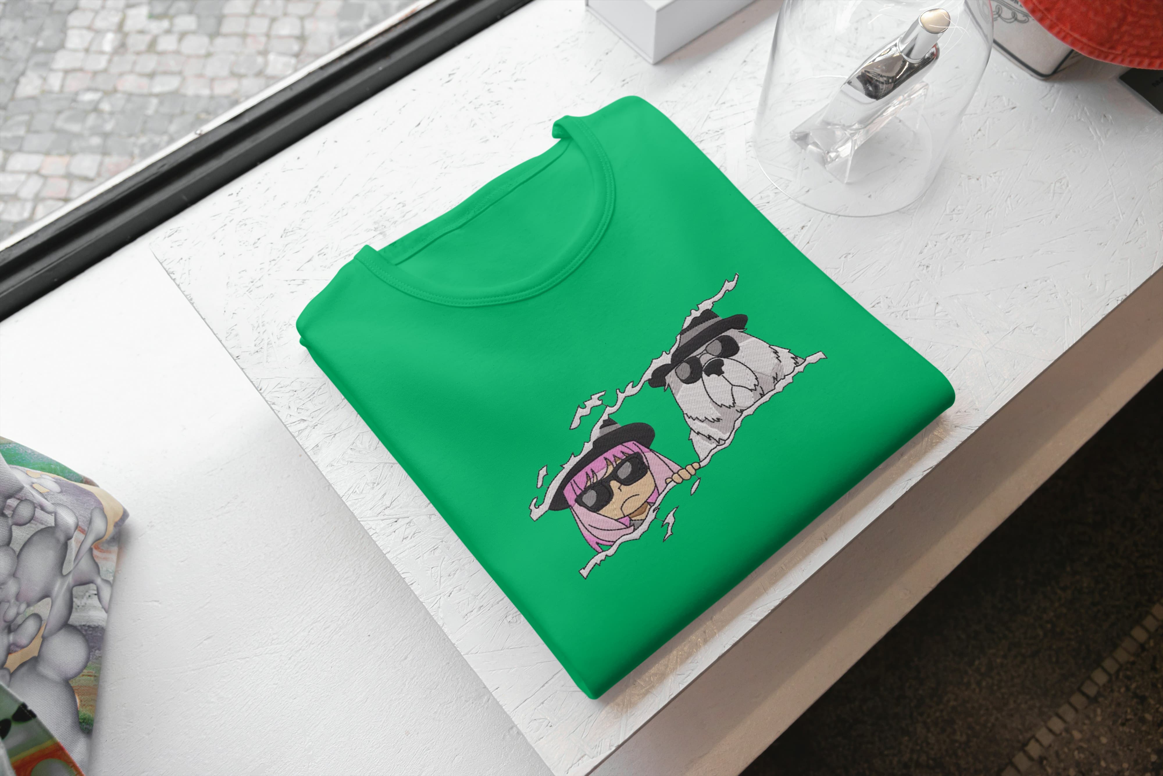 Foto di - T-shirt Ricamata Unisex – 100% Cotone – Stile Streetwear e Confortevole – Anime Spia e Cane-Ricamati-Biiply