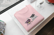 Foto di - T-shirt Ricamata Unisex – 100% Cotone – Stile Streetwear e Confortevole – Anime Spia e Cane-Ricamati-Biiply