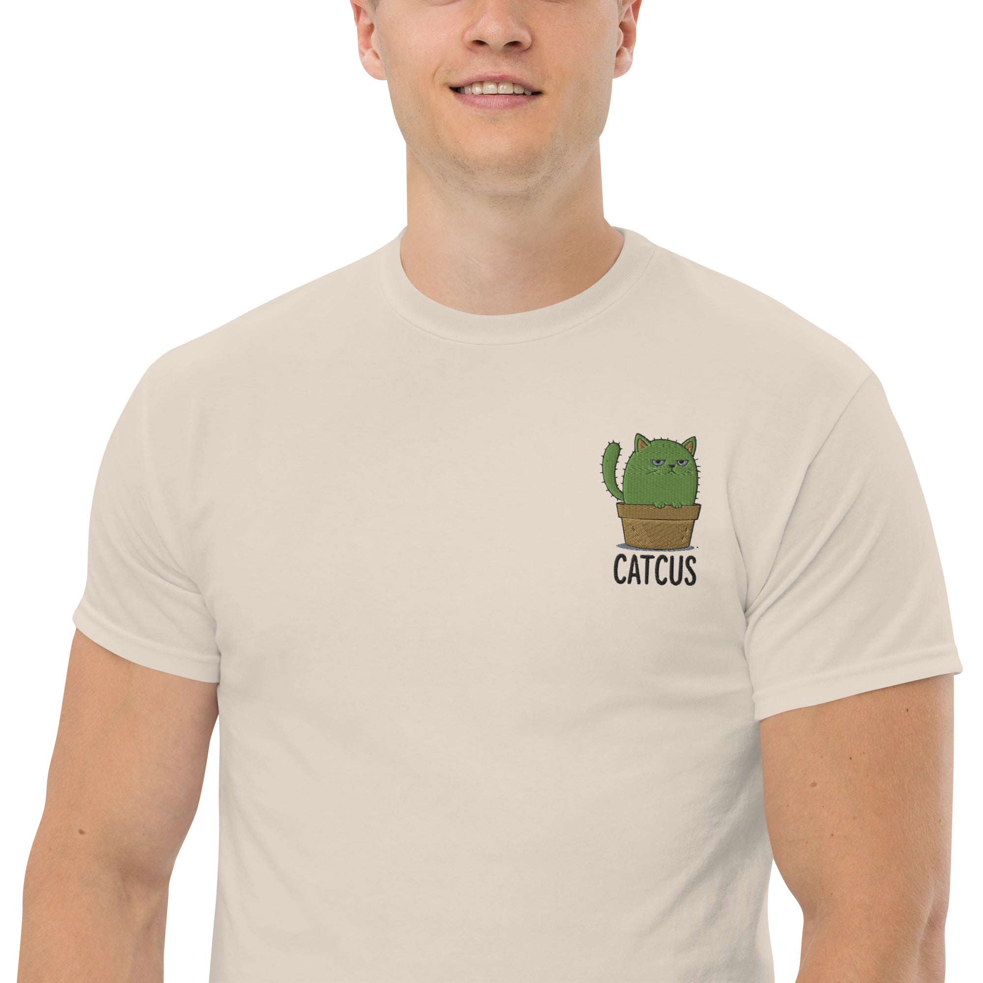 Foto di - T-shirt Ricamata Unisex – 100% Cotone – Stile Streetwear e Confortevole – Catcus-Ricamati-Biiply