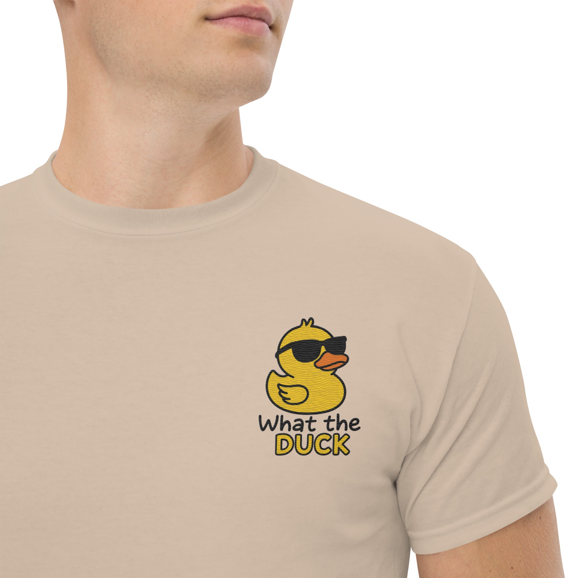 Foto di - T-shirt Ricamata Unisex – 100% Cotone – Stile Streetwear e Confortevole – Che Anatra-Ricamati-Biiply-Sabbia-S-Biiply