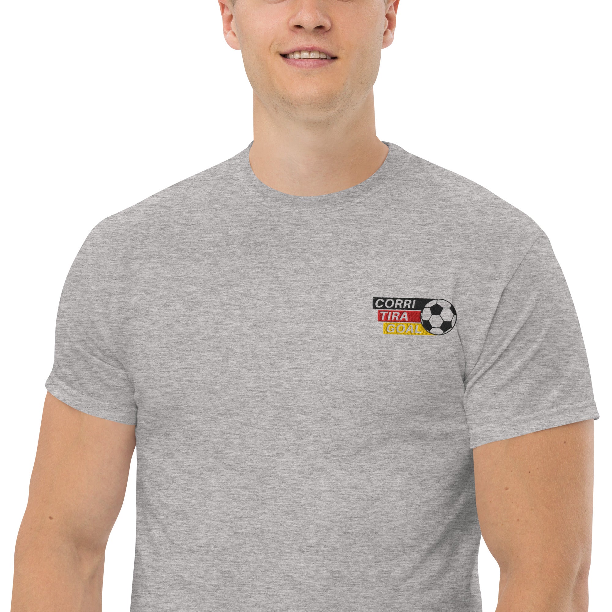 Foto di - T-shirt Ricamata Unisex – 100% Cotone – Stile Streetwear e Confortevole – Corri Tira Goal Pallone-Ricamati-Biiply