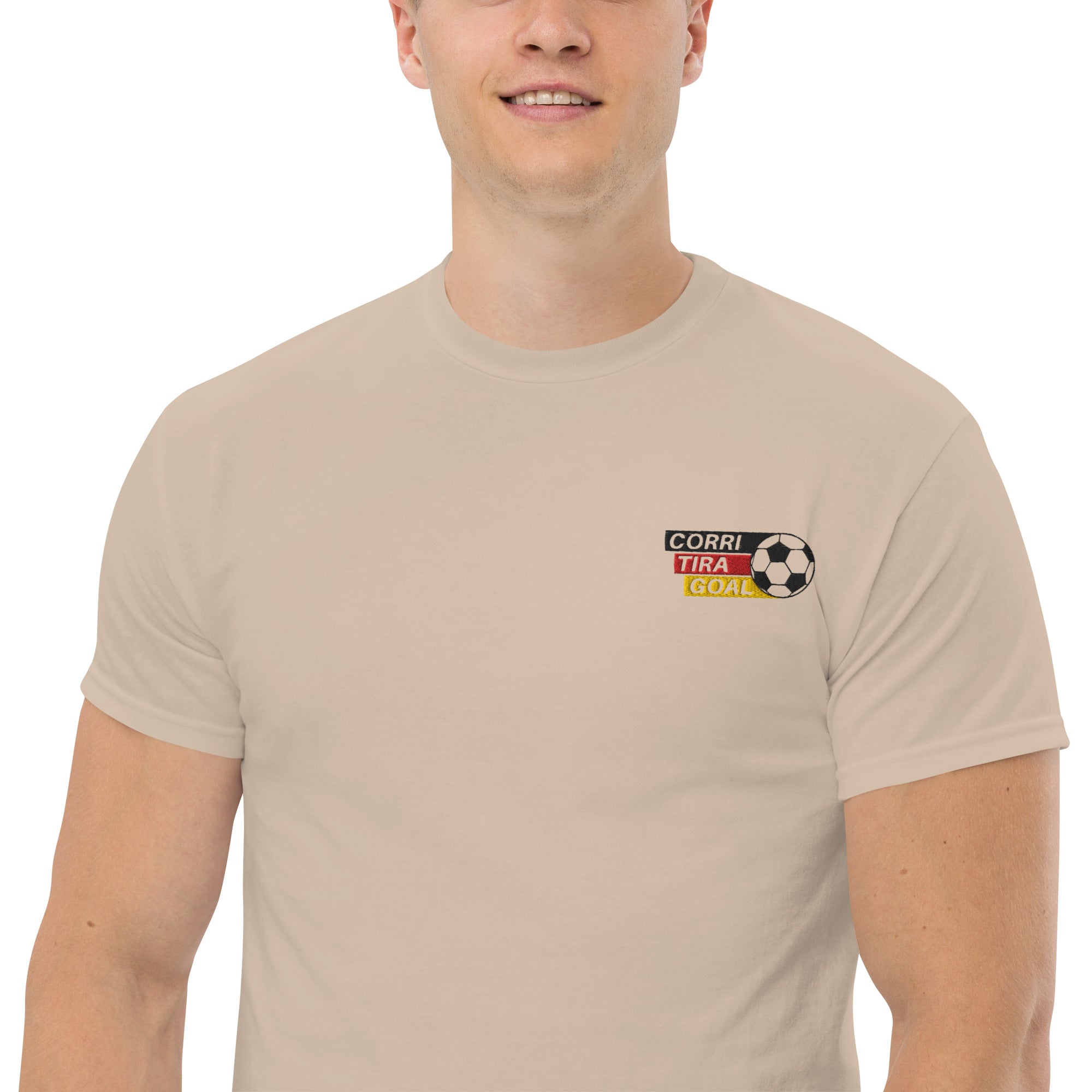 Foto di - T-shirt Ricamata Unisex – 100% Cotone – Stile Streetwear e Confortevole – Corri Tira Goal Pallone-Ricamati-Biiply