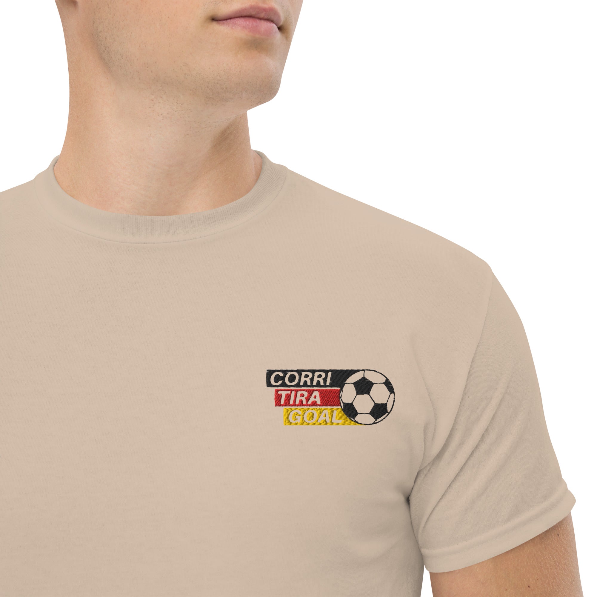Foto di - T-shirt Ricamata Unisex – 100% Cotone – Stile Streetwear e Confortevole – Corri Tira Goal Pallone-Ricamati-Biiply