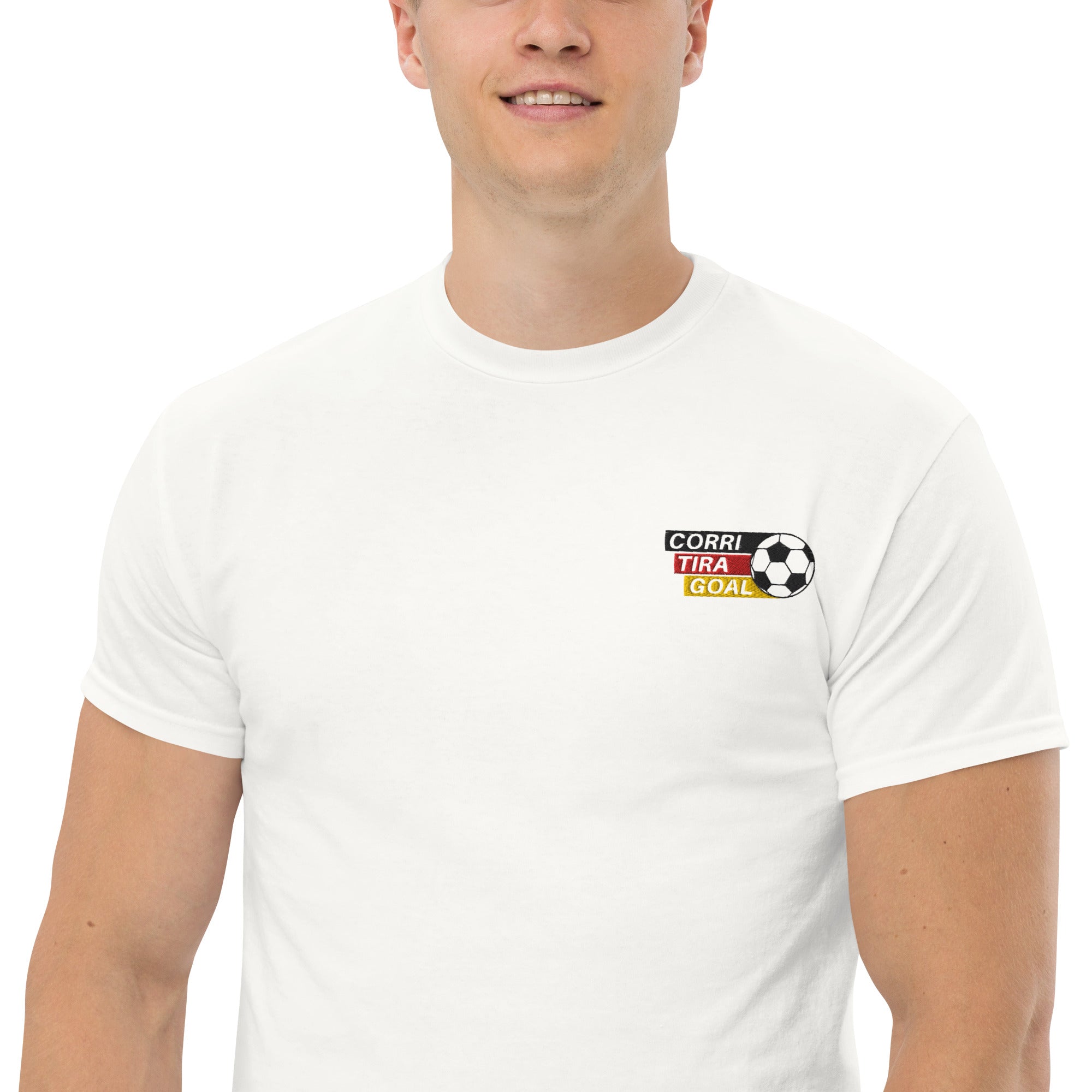 Foto di - T-shirt Ricamata Unisex – 100% Cotone – Stile Streetwear e Confortevole – Corri Tira Goal Pallone-Ricamati-Biiply