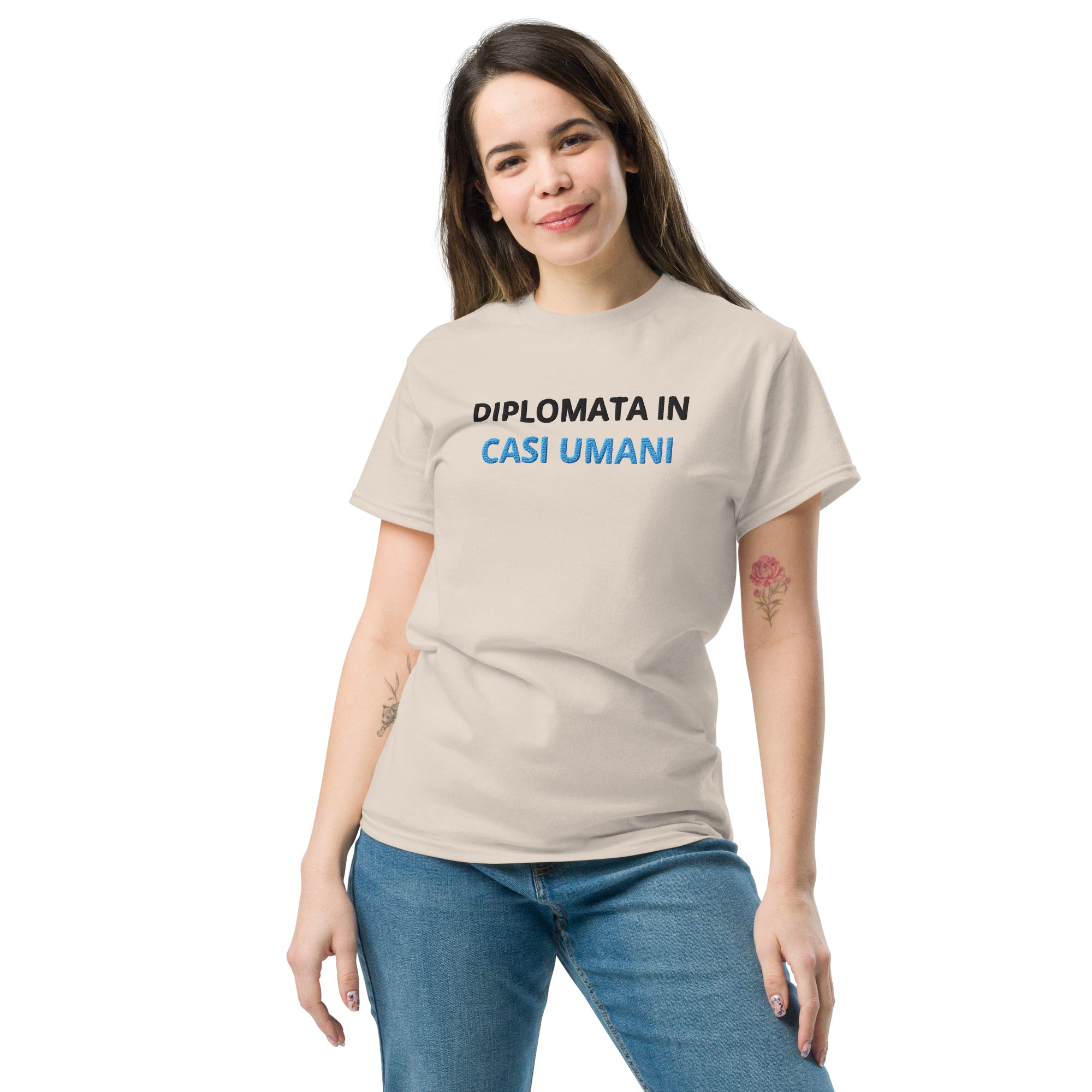Foto di - T-shirt Ricamata Unisex – 100% Cotone – Stile Streetwear e Confortevole – Diplomata in casi umani-Ricamati-Biiply