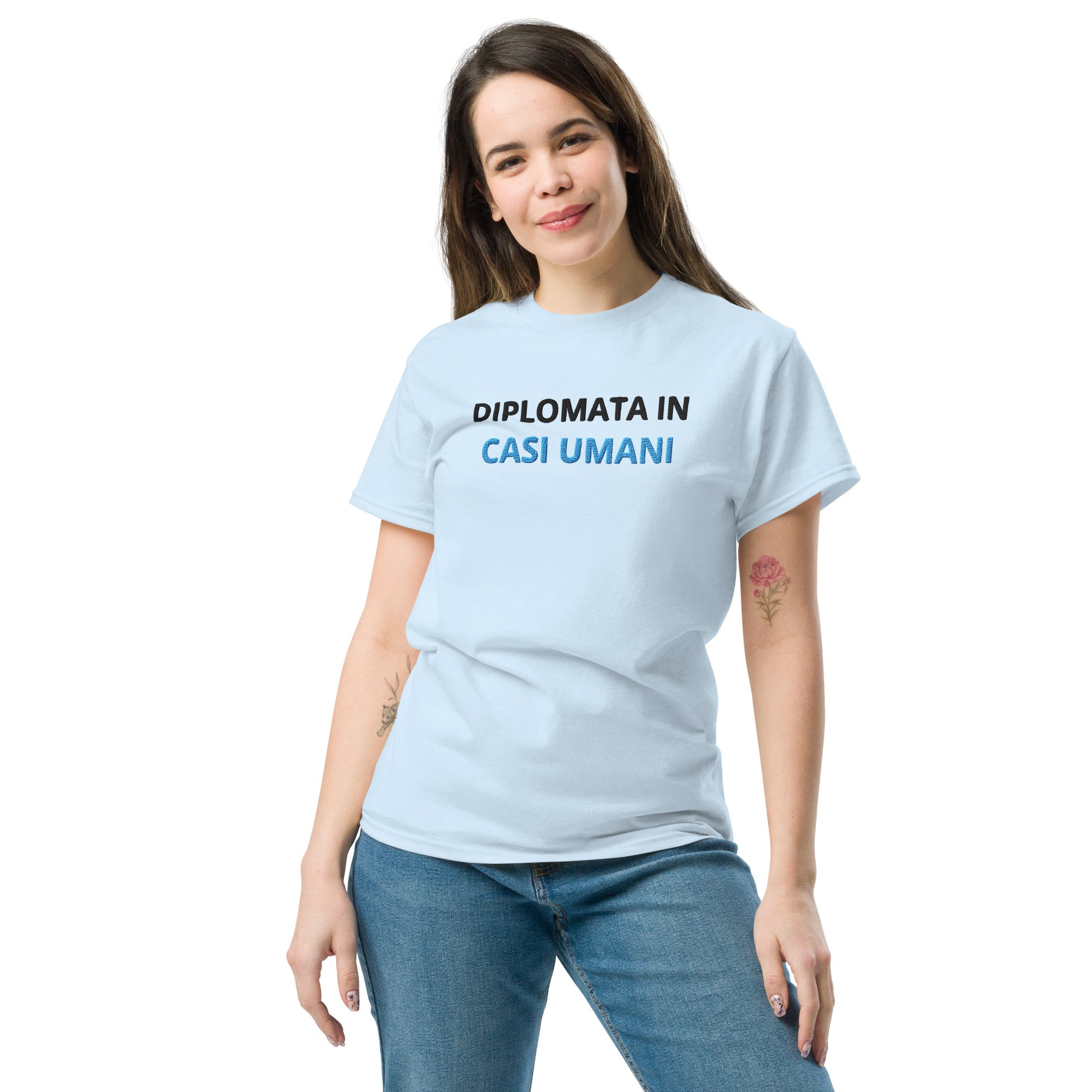 Foto di - T-shirt Ricamata Unisex – 100% Cotone – Stile Streetwear e Confortevole – Diplomata in casi umani-Ricamati-Biiply