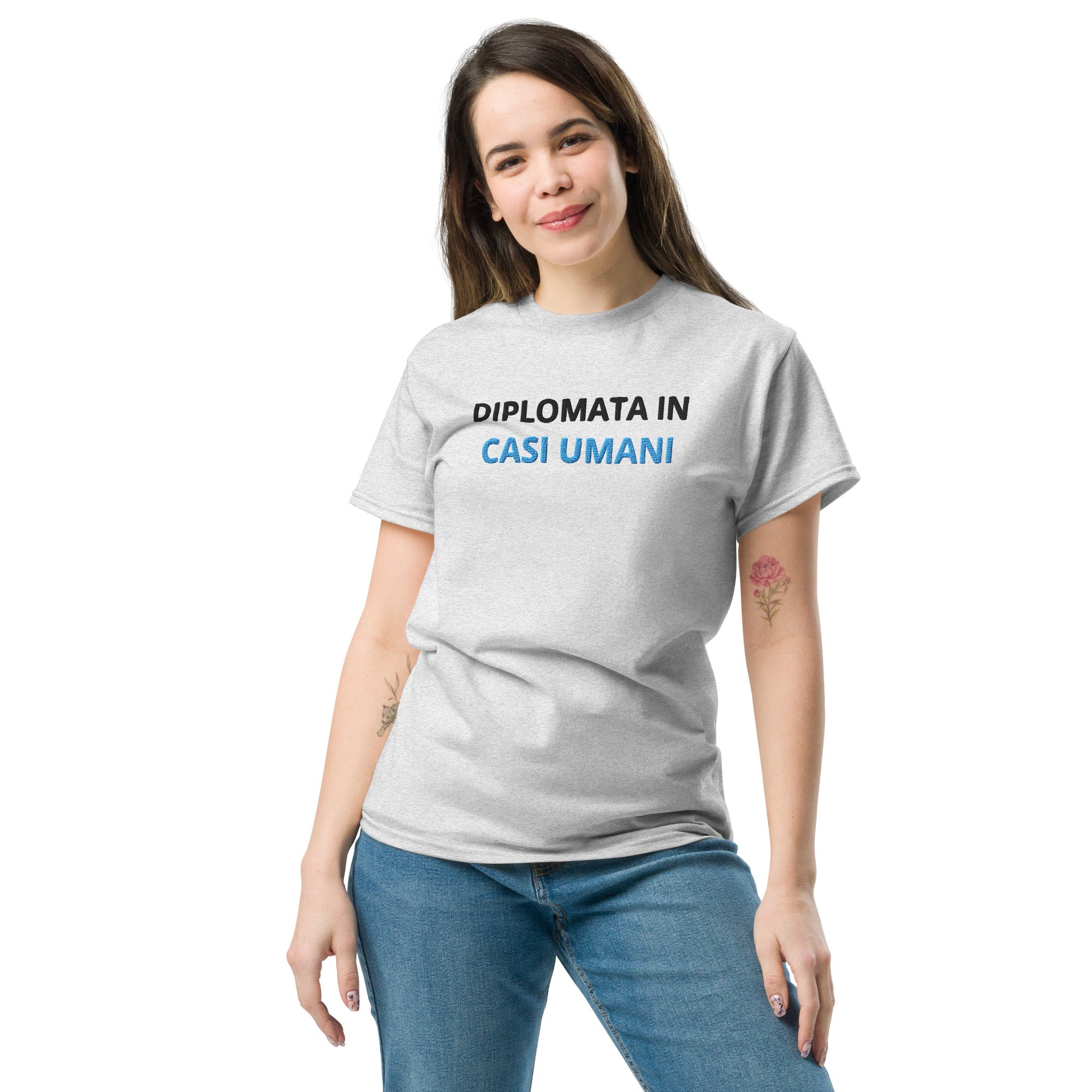 Foto di - T-shirt Ricamata Unisex – 100% Cotone – Stile Streetwear e Confortevole – Diplomata in casi umani-Ricamati-Biiply