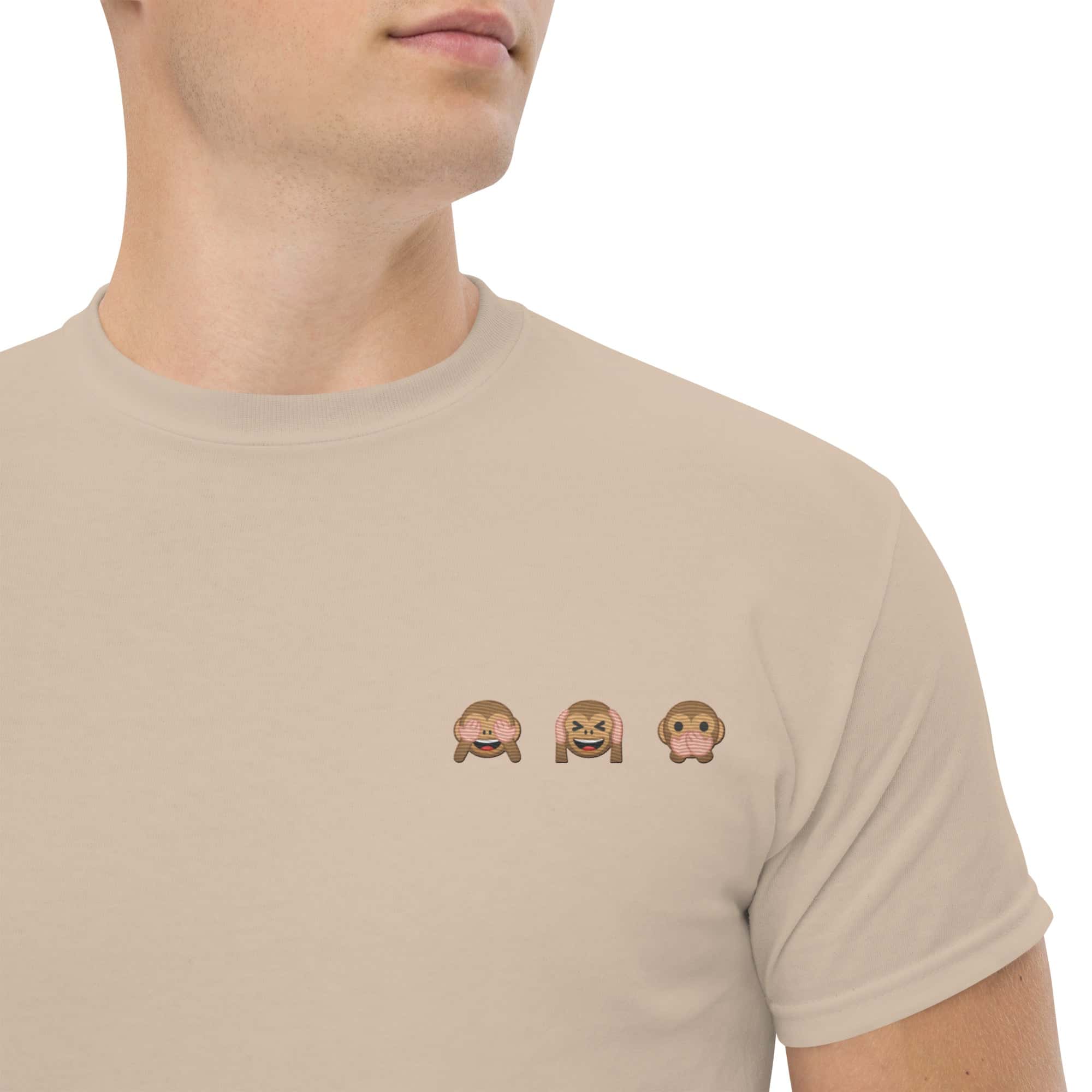 Foto di - T-shirt Ricamata Unisex – 100% Cotone – Stile Streetwear e Confortevole – Emoji scimmiette-Ricamati-Biiply