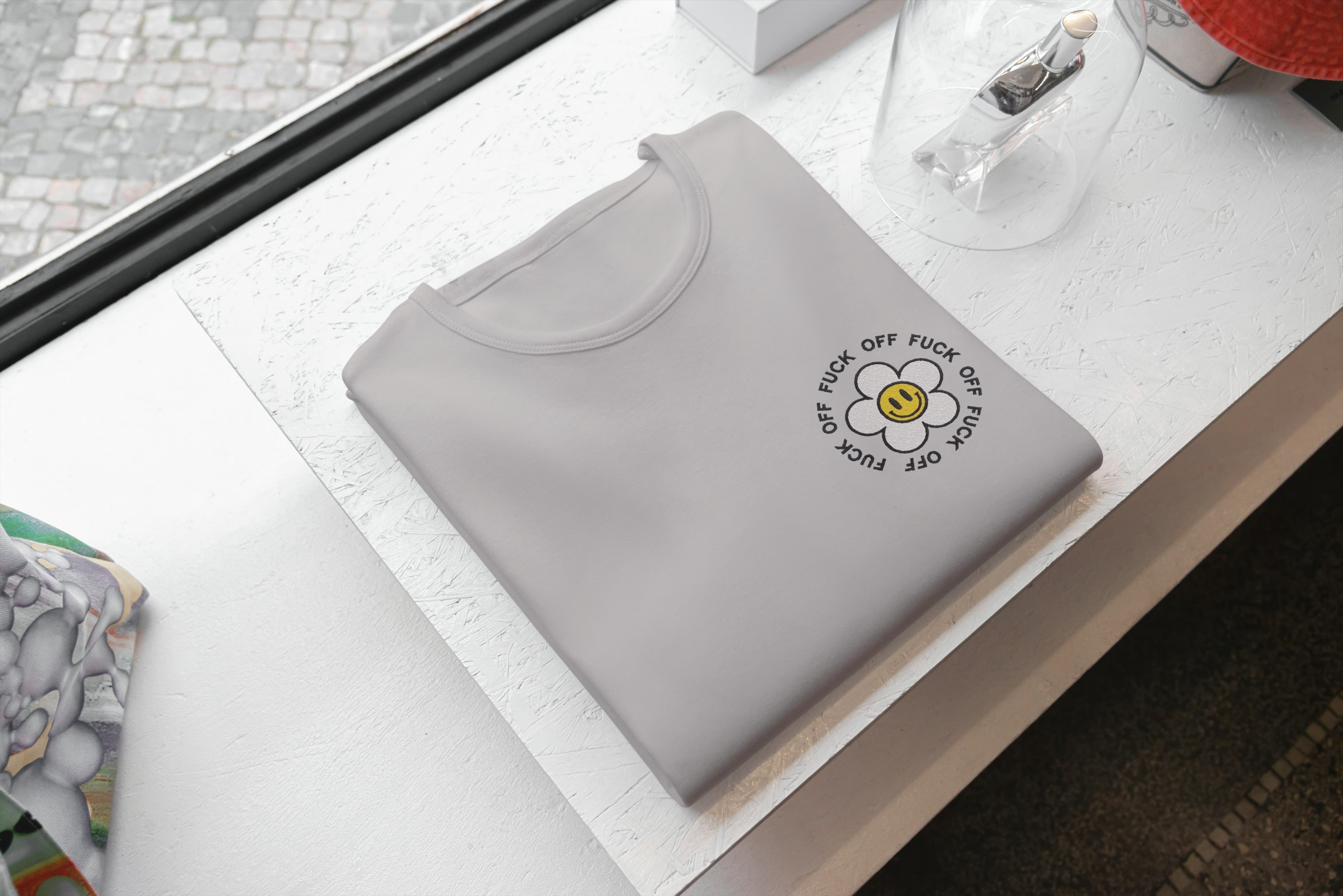 Foto di - T-shirt Ricamata Unisex – 100% Cotone – Stile Streetwear e Confortevole – Fiorellino Fuck Off-Ricamati-Biiply