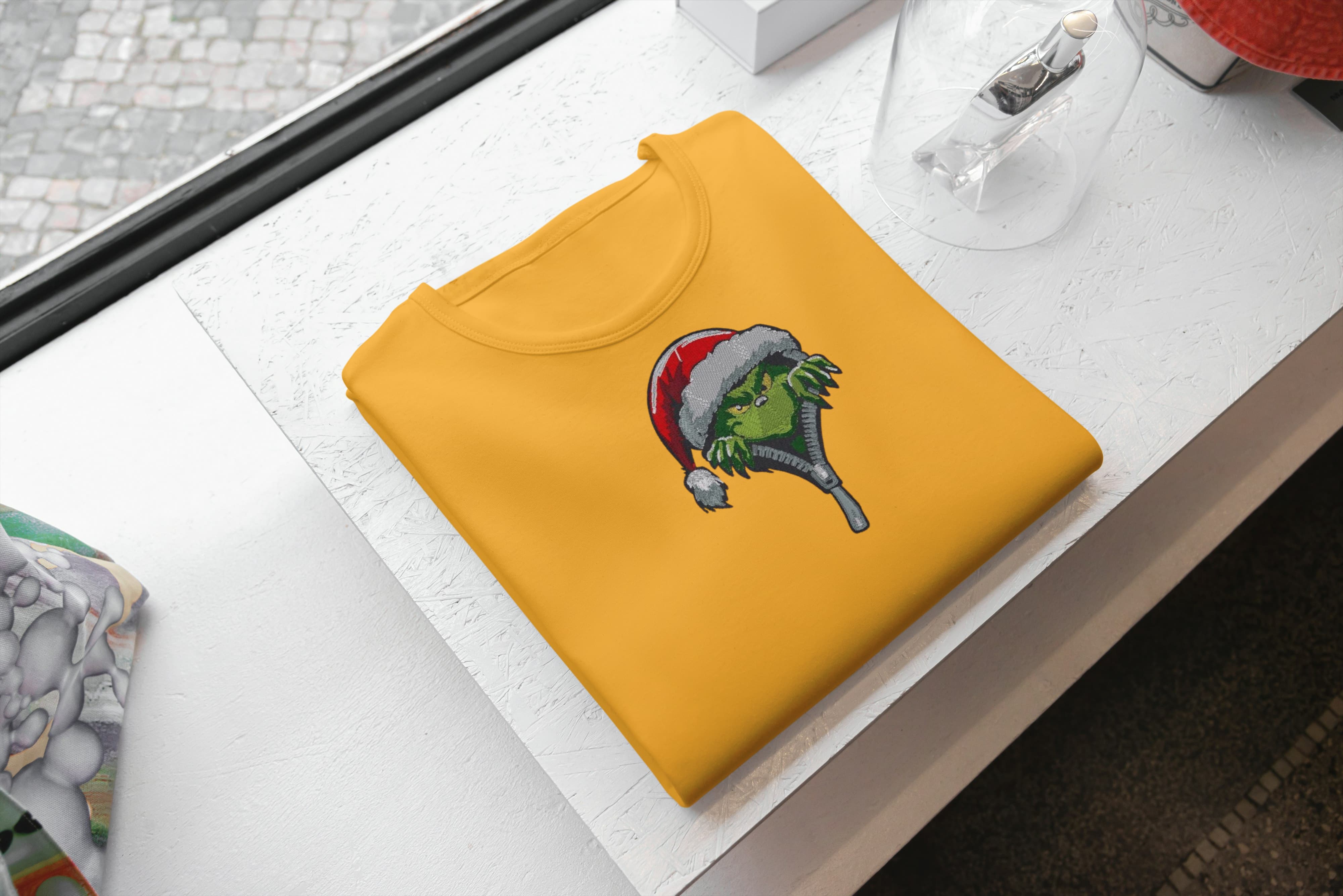 Foto di - T-shirt Ricamata Unisex – 100% Cotone – Stile Streetwear e Confortevole – Grinch Apre la Zip-Ricamati-Biiply