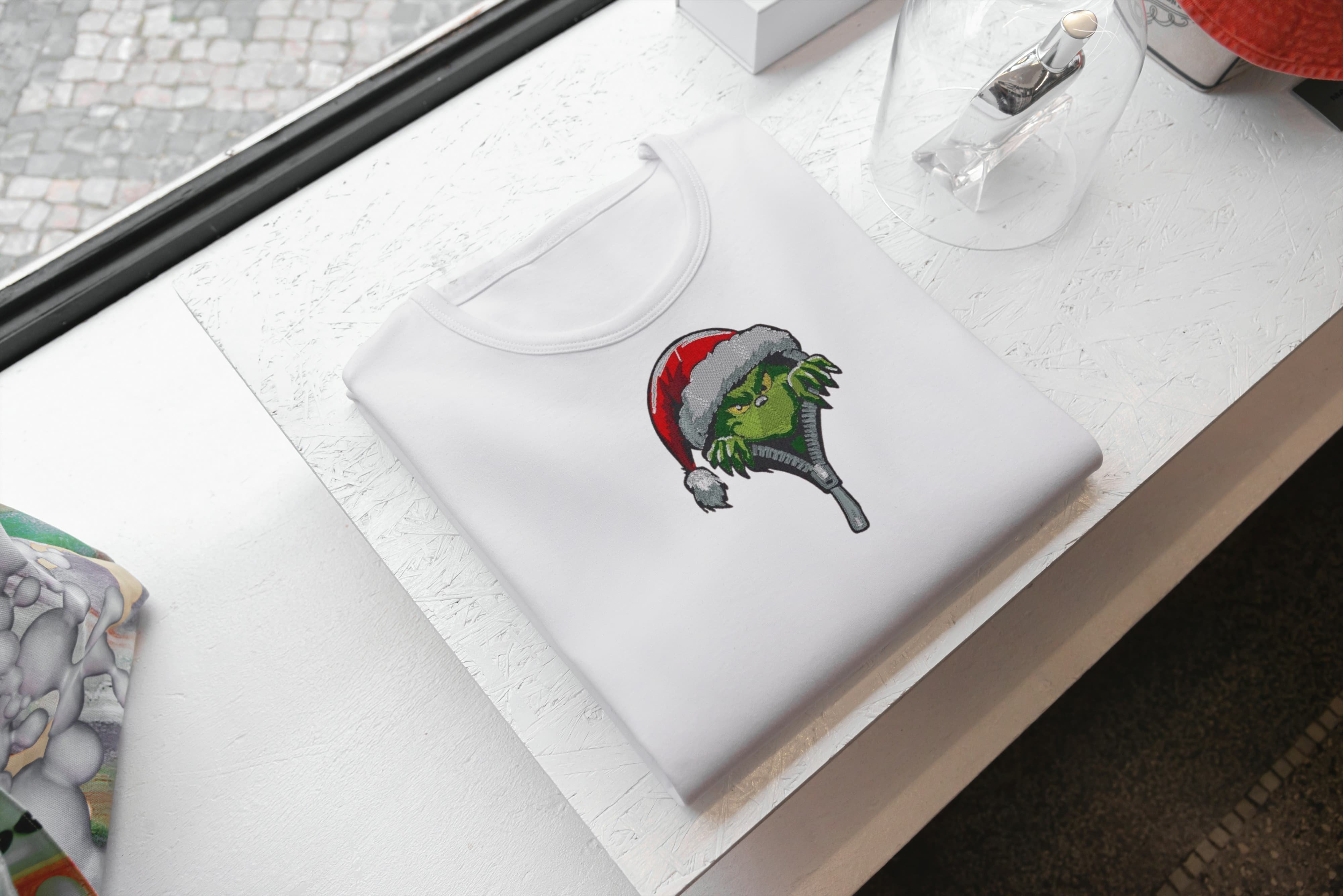 Foto di - T-shirt Ricamata Unisex – 100% Cotone – Stile Streetwear e Confortevole – Grinch Apre la Zip-Ricamati-Biiply