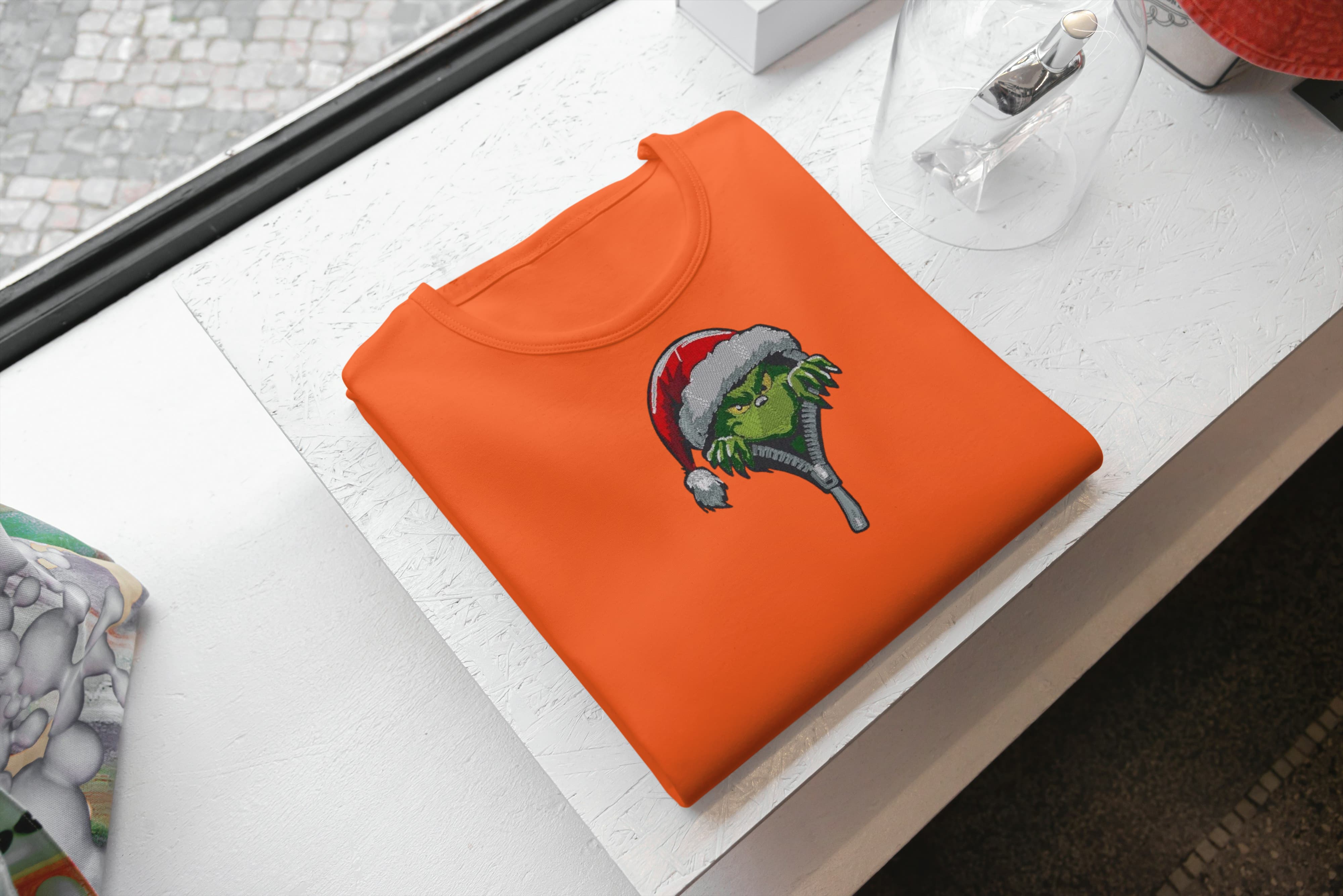 Foto di - T-shirt Ricamata Unisex – 100% Cotone – Stile Streetwear e Confortevole – Grinch Apre la Zip-Ricamati-Biiply