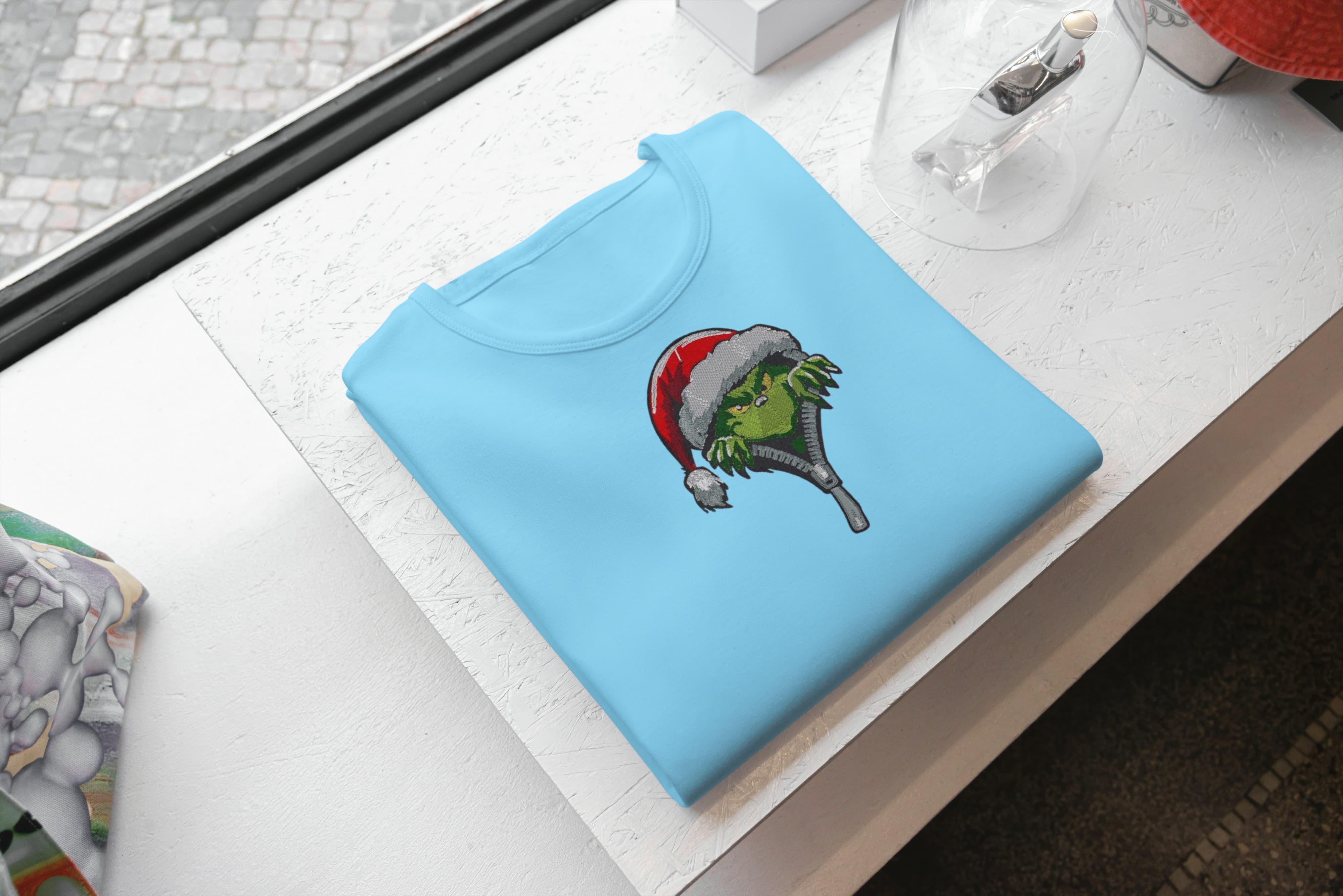 Foto di - T-shirt Ricamata Unisex – 100% Cotone – Stile Streetwear e Confortevole – Grinch Apre la Zip-Ricamati-Biiply