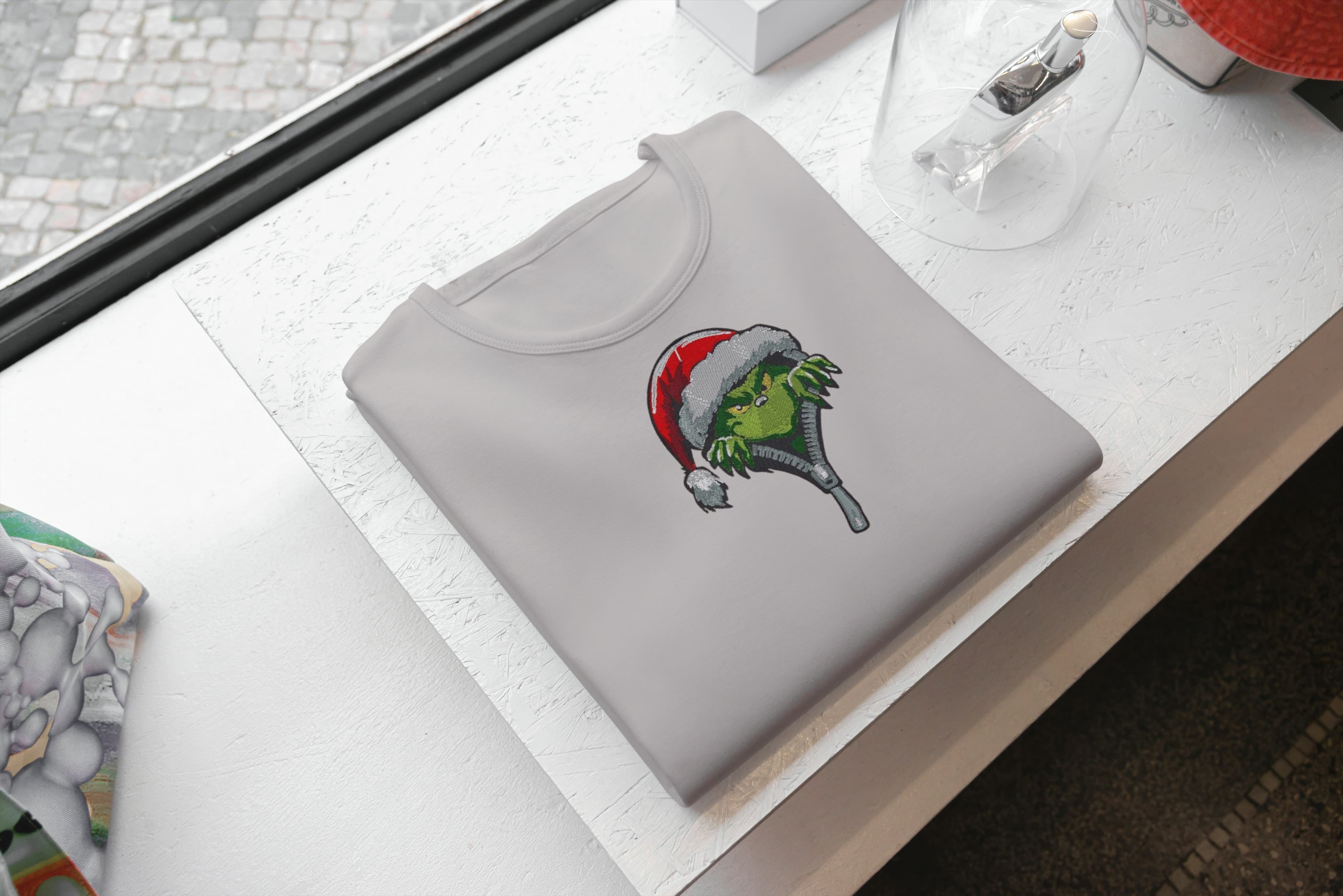 Foto di - T-shirt Ricamata Unisex – 100% Cotone – Stile Streetwear e Confortevole – Grinch Apre la Zip-Ricamati-Biiply