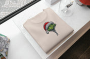 Foto di - T-shirt Ricamata Unisex – 100% Cotone – Stile Streetwear e Confortevole – Grinch Apre la Zip-Ricamati-Biiply