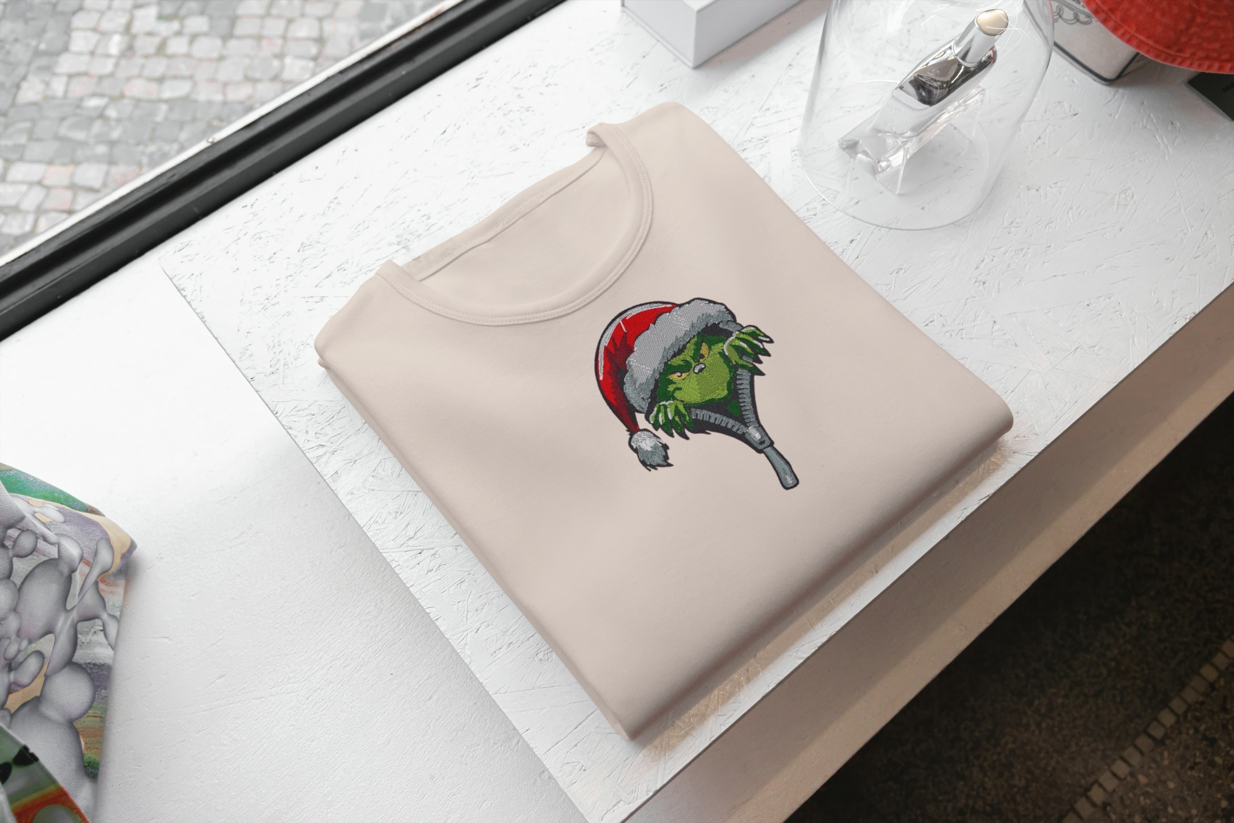 Foto di - T-shirt Ricamata Unisex – 100% Cotone – Stile Streetwear e Confortevole – Grinch Apre la Zip-Ricamati-Biiply