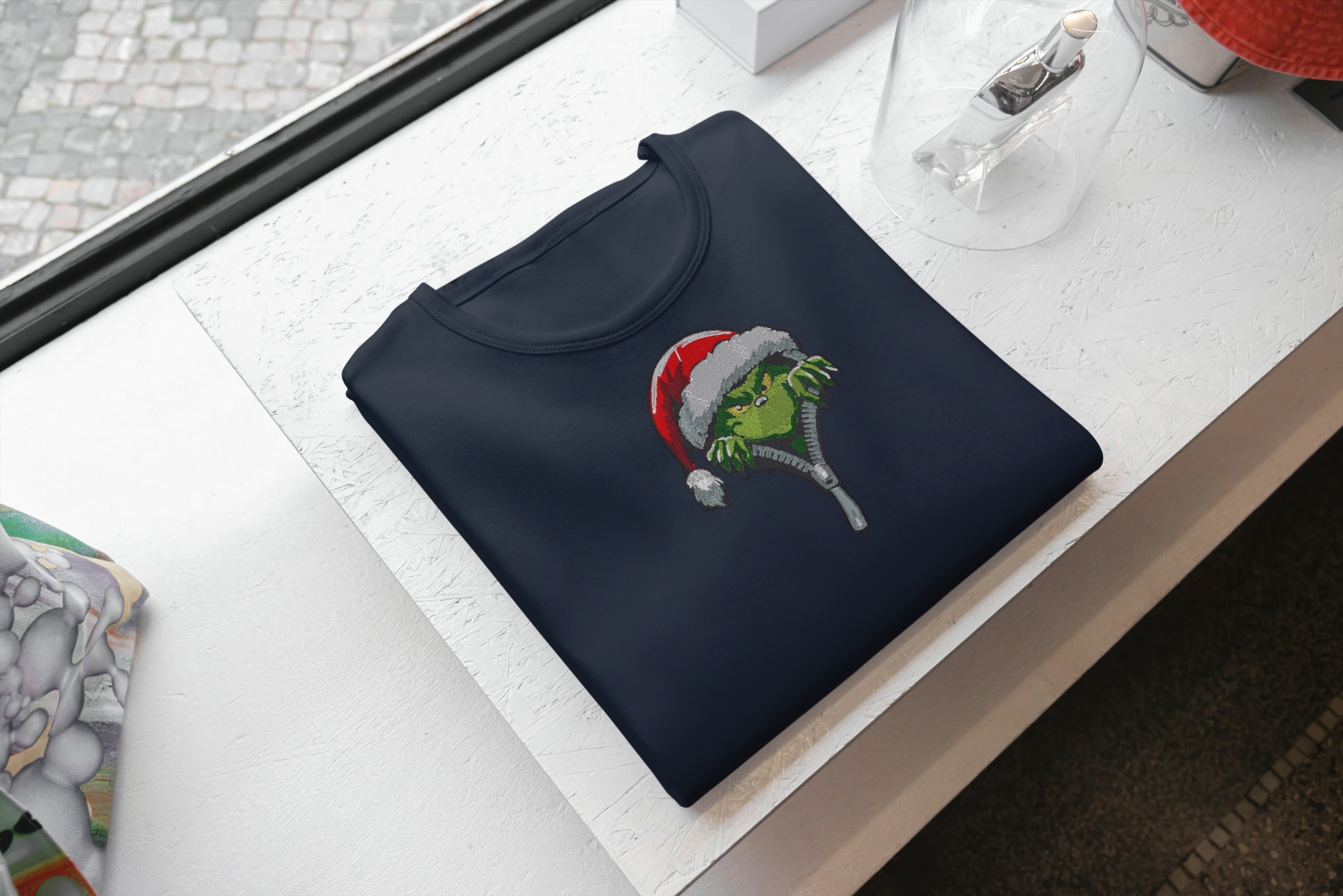Foto di - T-shirt Ricamata Unisex – 100% Cotone – Stile Streetwear e Confortevole – Grinch Apre la Zip-Ricamati-Biiply