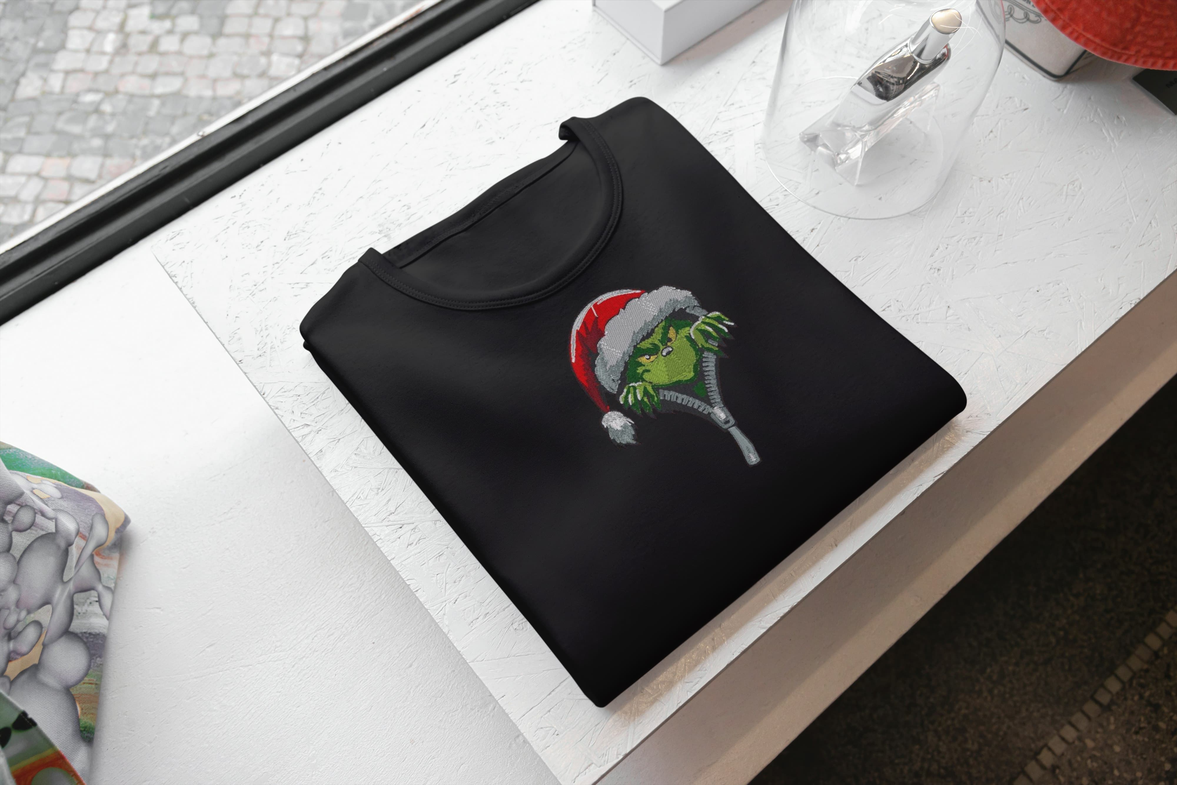 Foto di - T-shirt Ricamata Unisex – 100% Cotone – Stile Streetwear e Confortevole – Grinch Apre la Zip-Ricamati-Biiply