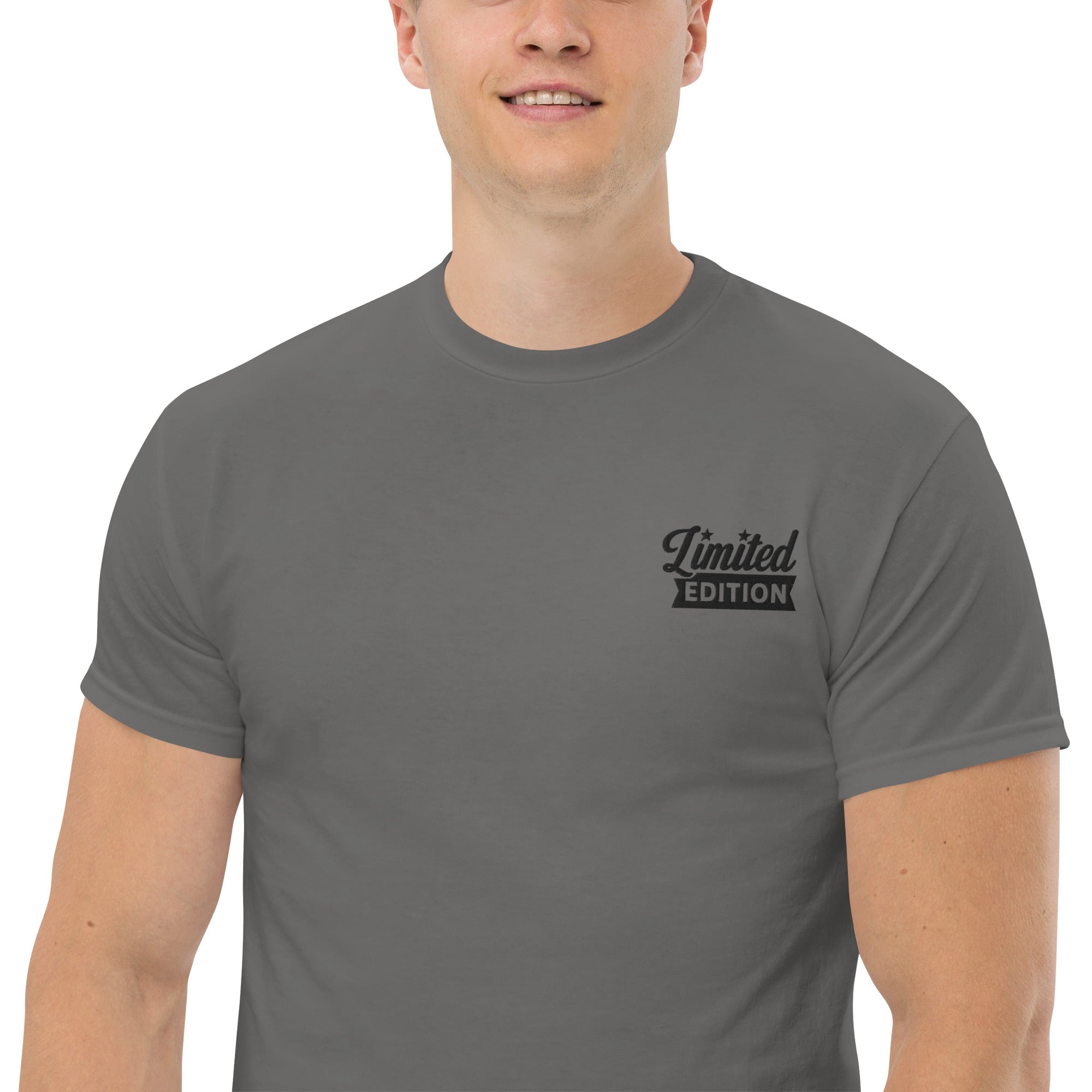 Foto di - T-shirt Ricamata Unisex – 100% Cotone – Stile Streetwear e Confortevole – Limited Edition Style-Ricamati-Biiply