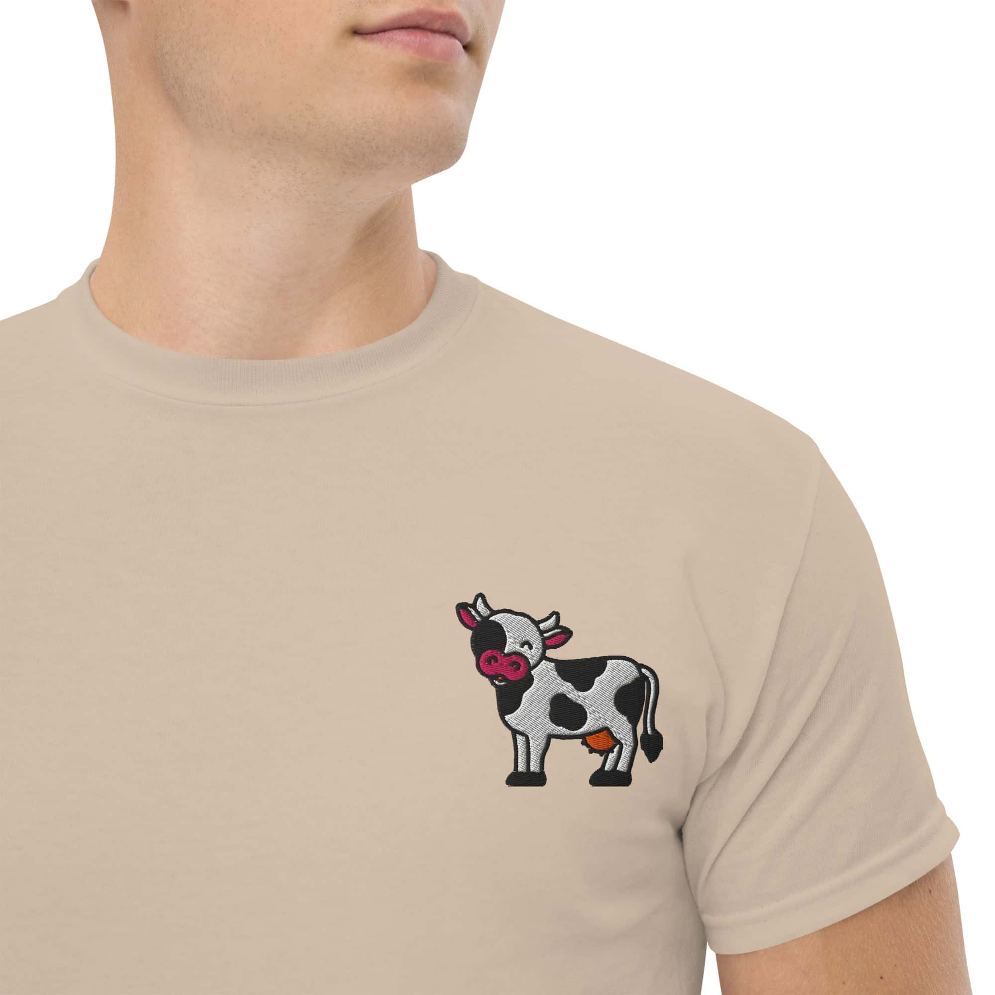 Foto di - T-shirt Ricamata Unisex – 100% Cotone – Stile Streetwear e Confortevole – Mucca-Ricamati-Biiply