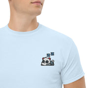Foto di - T-shirt Ricamata Unisex – 100% Cotone – Stile Streetwear e Confortevole – Panda Dormiglione-Ricamati-Biiply