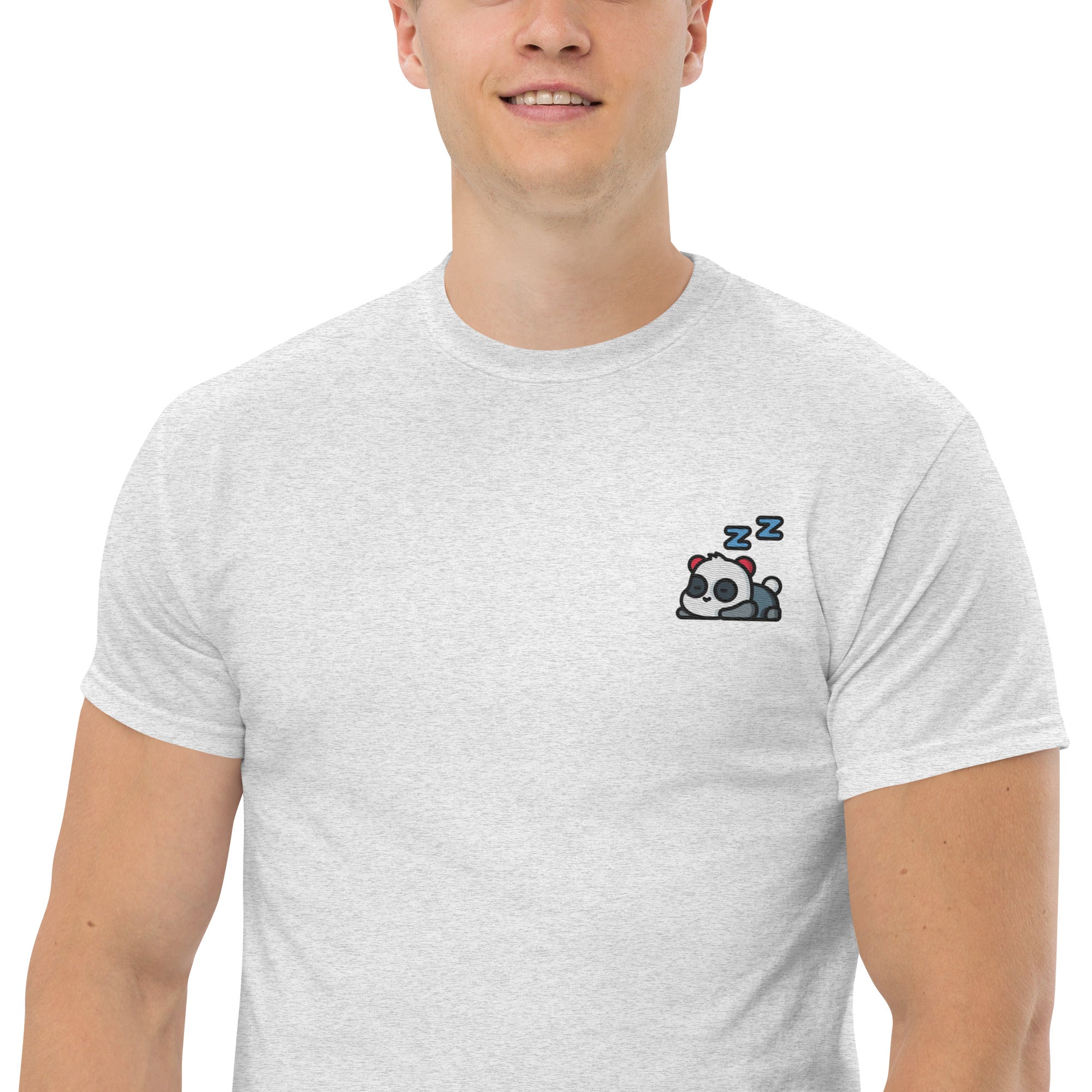 Foto di - T-shirt Ricamata Unisex – 100% Cotone – Stile Streetwear e Confortevole – Panda Dormiglione-Ricamati-Biiply