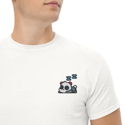 Foto di - T-shirt Ricamata Unisex – 100% Cotone – Stile Streetwear e Confortevole – Panda Dormiglione-Ricamati-Biiply