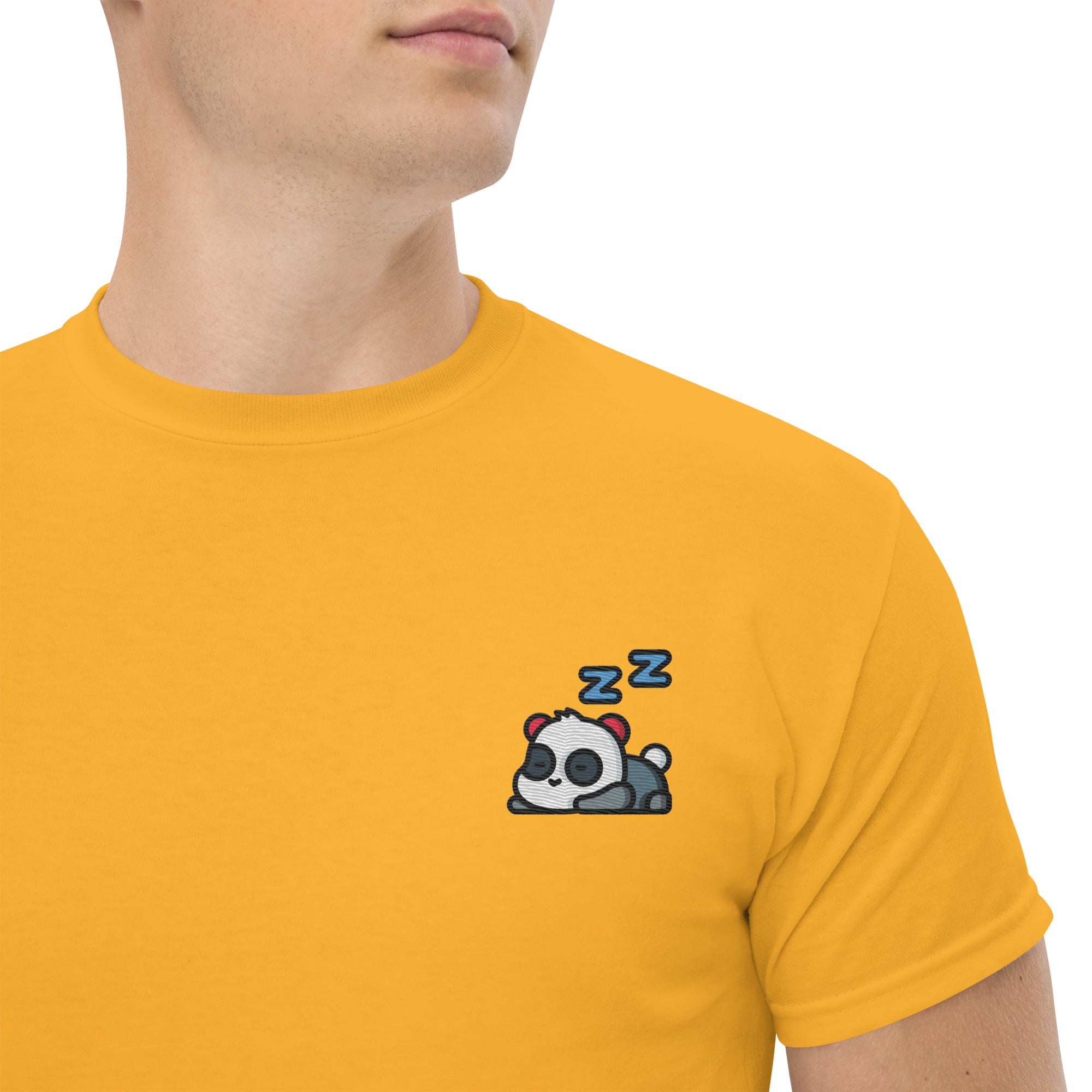 Foto di - T-shirt Ricamata Unisex – 100% Cotone – Stile Streetwear e Confortevole – Panda Dormiglione-Ricamati-Biiply