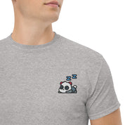 Foto di - T-shirt Ricamata Unisex – 100% Cotone – Stile Streetwear e Confortevole – Panda Dormiglione-Ricamati-Biiply