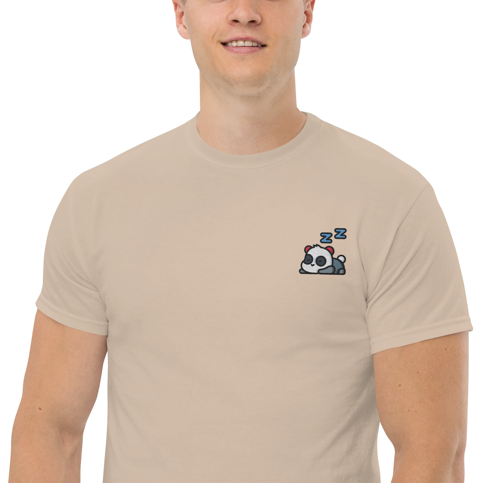 Foto di - T-shirt Ricamata Unisex – 100% Cotone – Stile Streetwear e Confortevole – Panda Dormiglione-Ricamati-Biiply