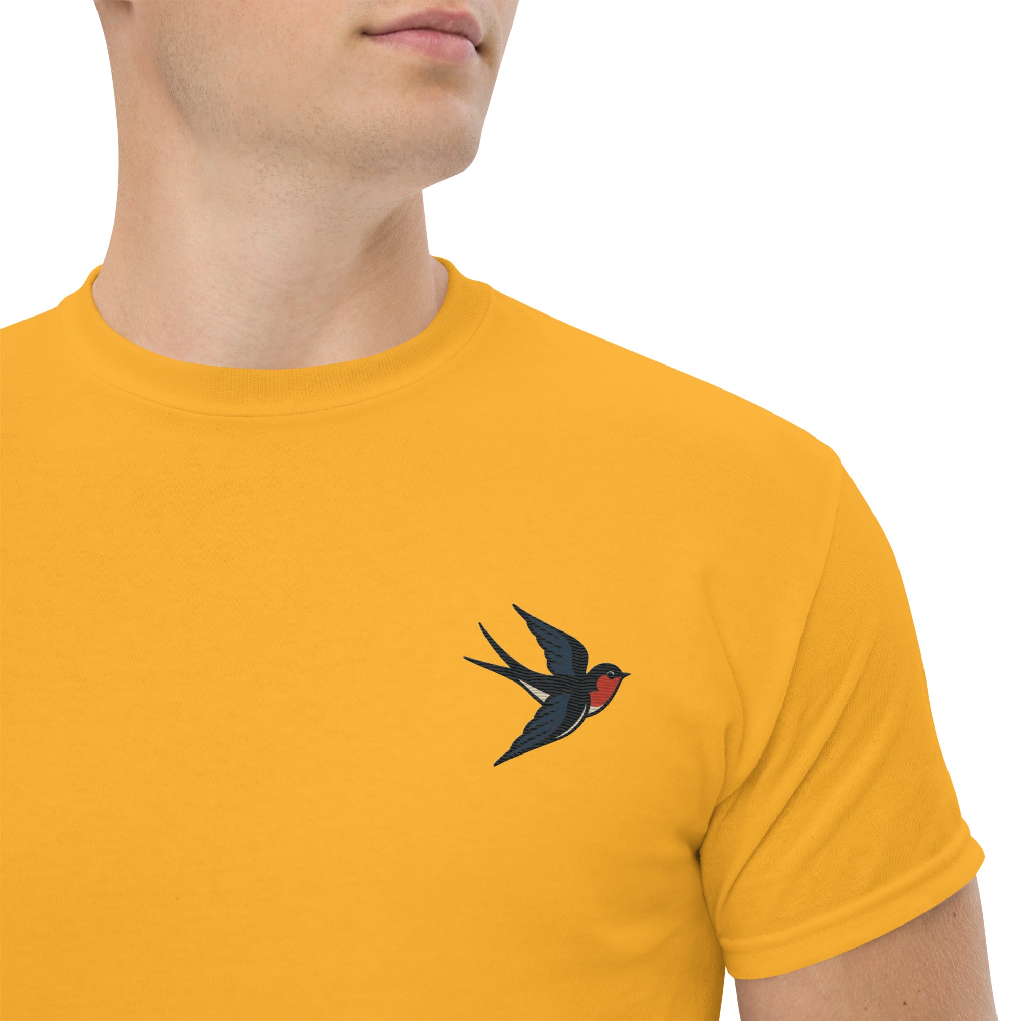 Foto di - T-shirt Ricamata Unisex – 100% Cotone – Stile Streetwear e Confortevole – Rondine-Ricamati-Biiply