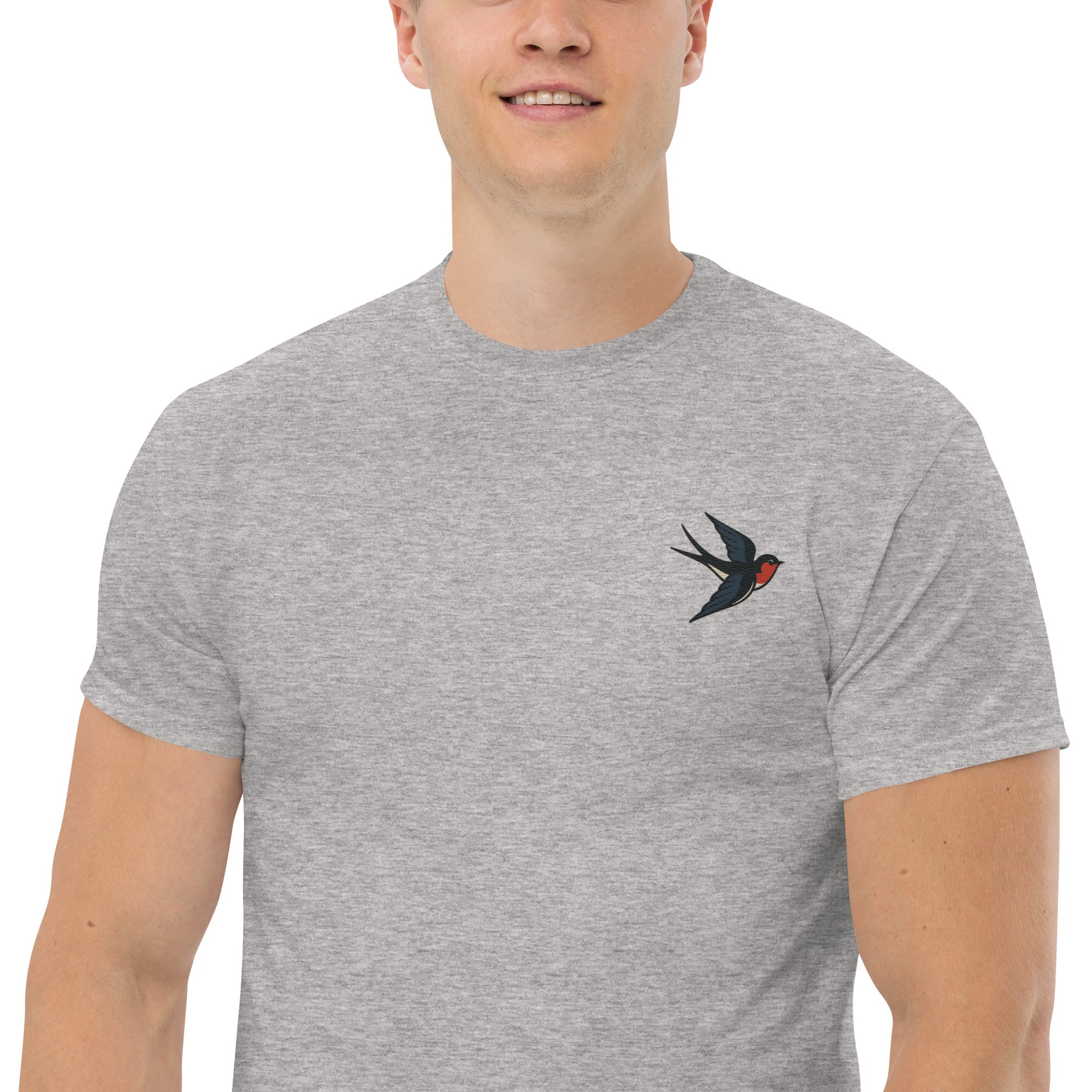 Foto di - T-shirt Ricamata Unisex – 100% Cotone – Stile Streetwear e Confortevole – Rondine-Ricamati-Biiply