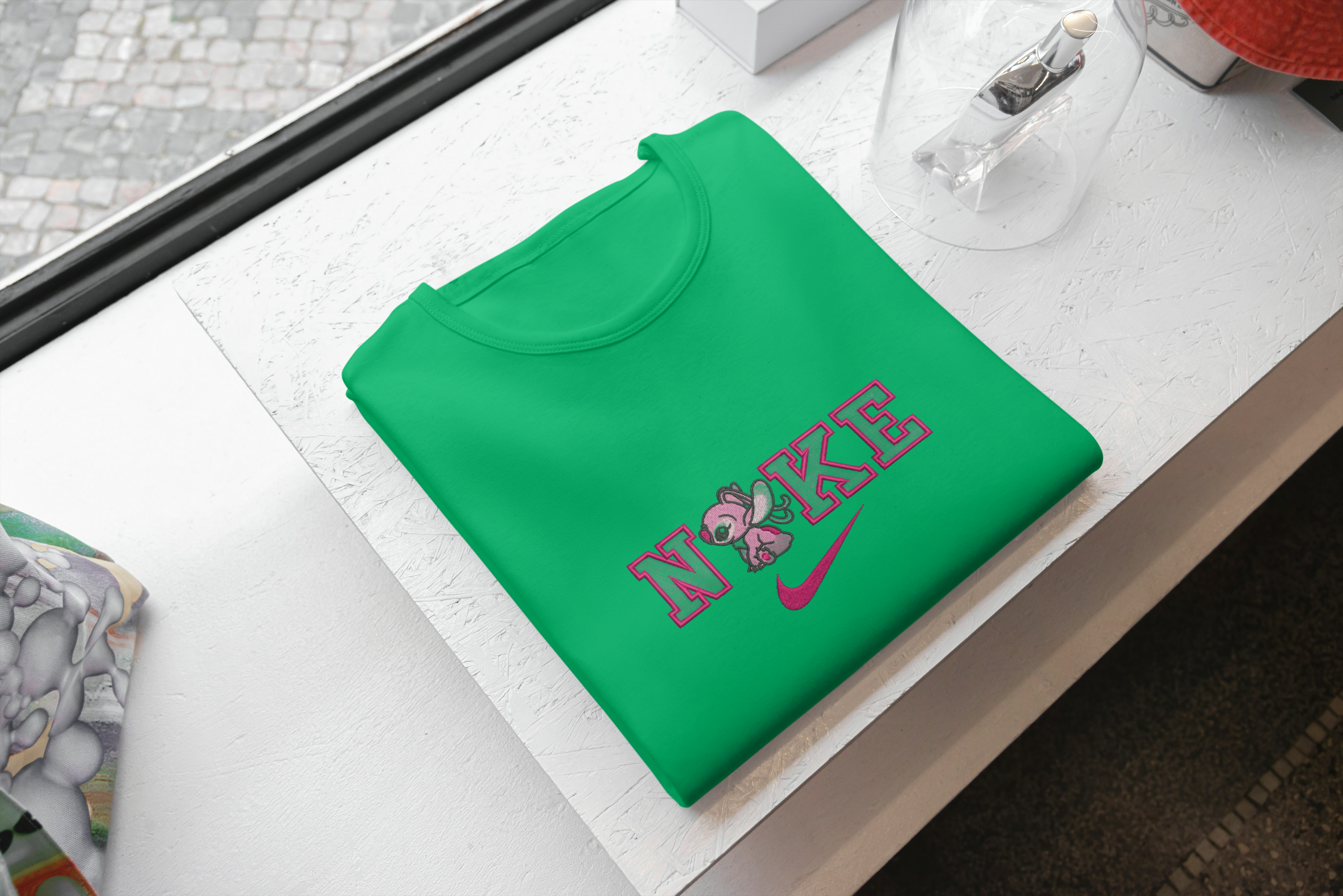 Foto di - T-shirt Ricamata Unisex – 100% Cotone – Stile Streetwear e Confortevole – Scritta NKE con Alieno rosa-Ricamati-Biiply