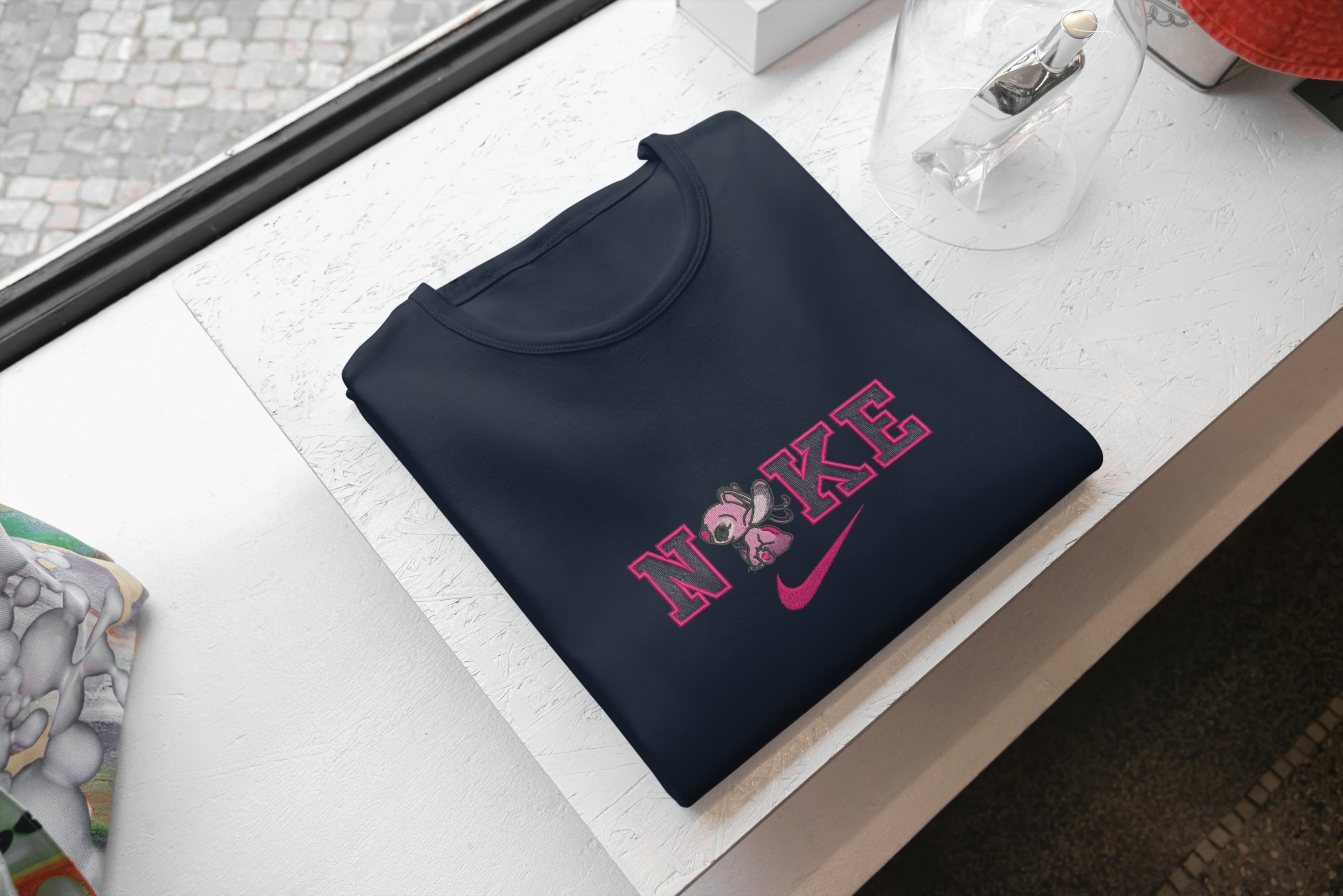 Foto di - T-shirt Ricamata Unisex – 100% Cotone – Stile Streetwear e Confortevole – Scritta NKE con Alieno rosa-Ricamati-Biiply