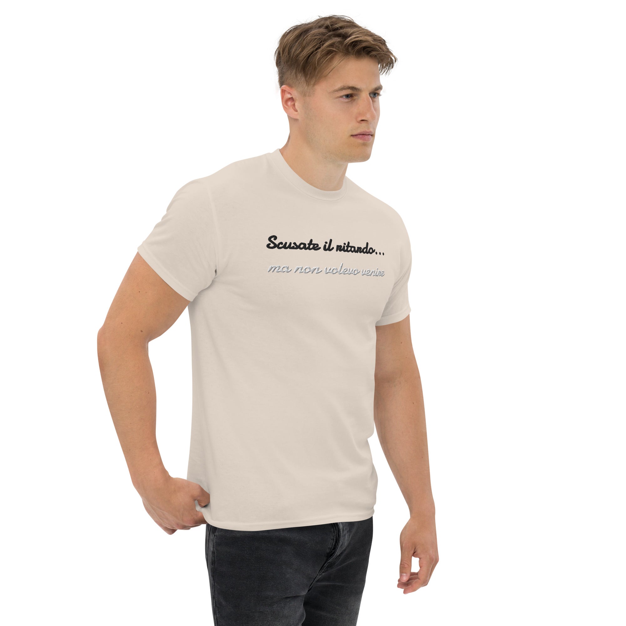 Foto di - T-shirt Ricamata Unisex – 100% Cotone – Stile Streetwear e Confortevole – Scusate il ritardo ma non volevo venire-Ricamati-Biiply