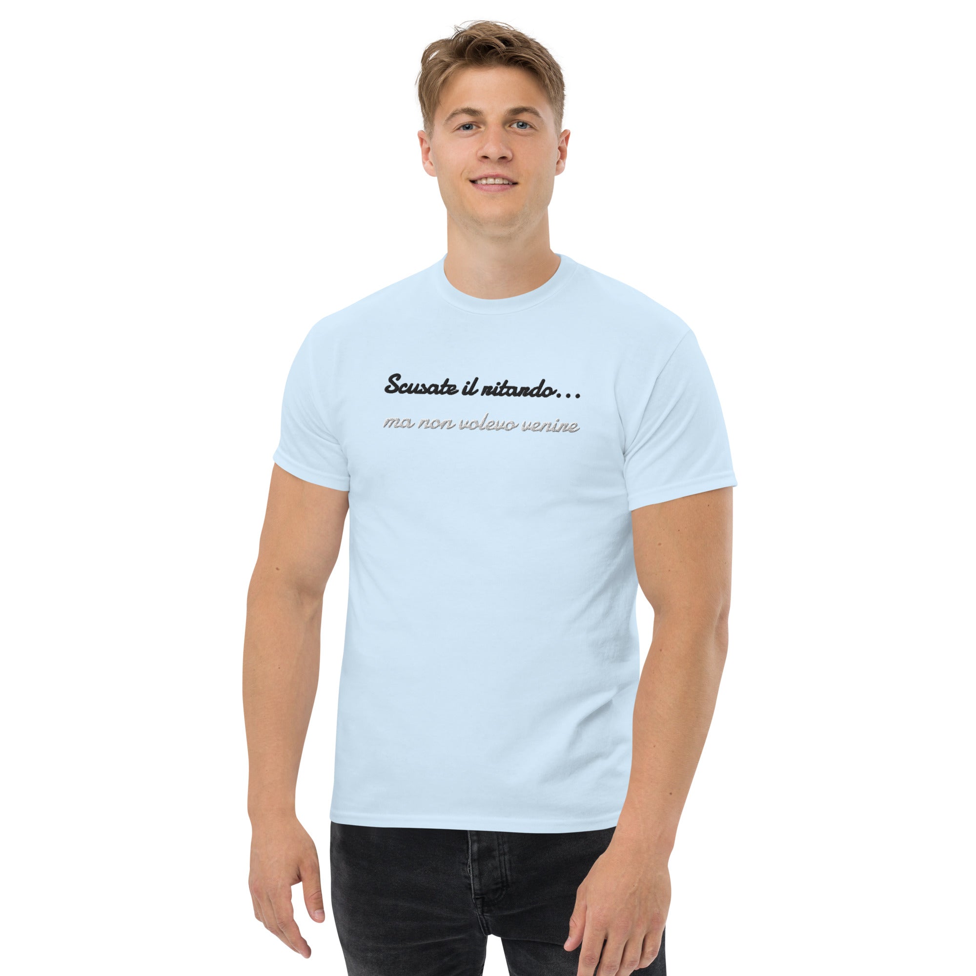 Foto di - T-shirt Ricamata Unisex – 100% Cotone – Stile Streetwear e Confortevole – Scusate il ritardo ma non volevo venire-Ricamati-Biiply