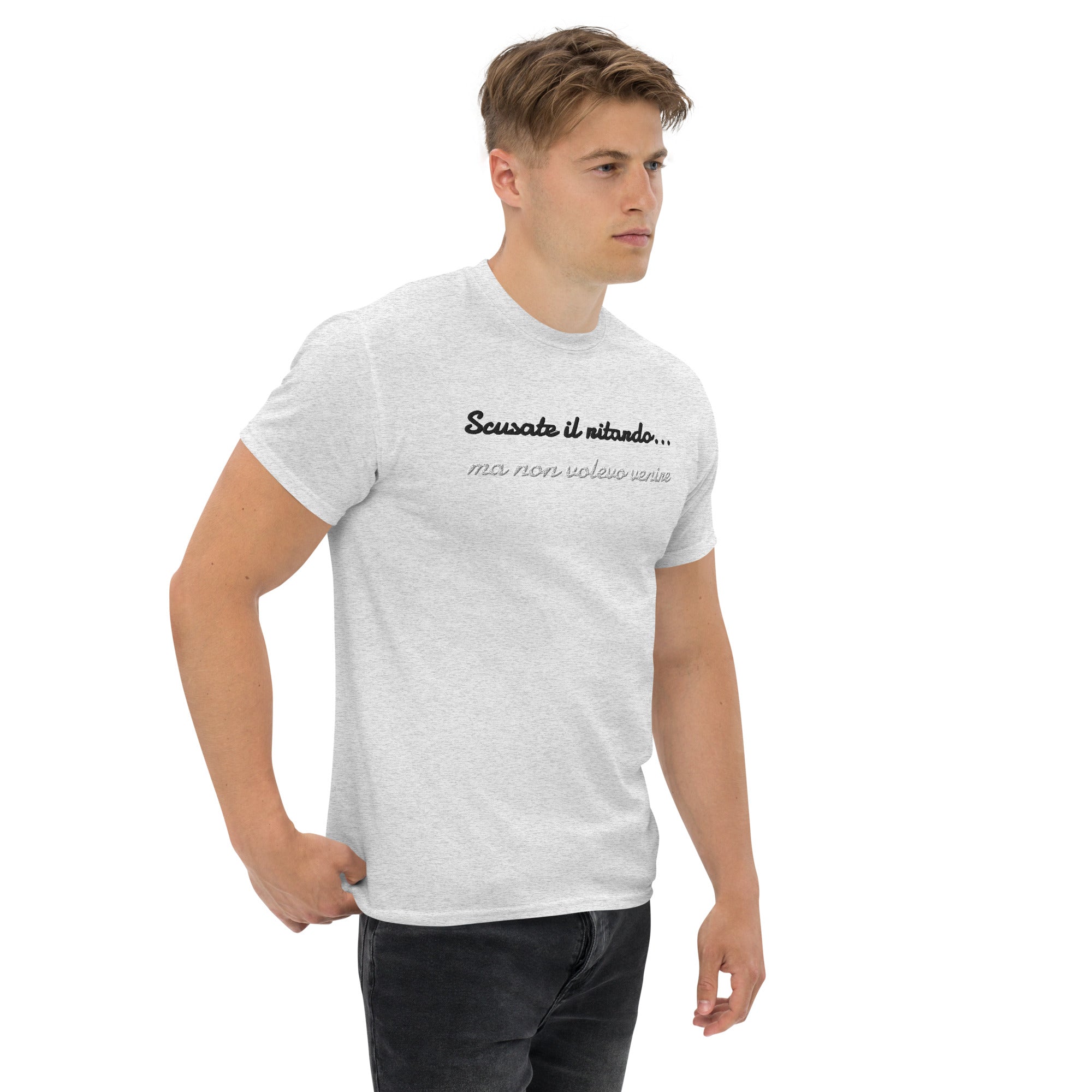 Foto di - T-shirt Ricamata Unisex – 100% Cotone – Stile Streetwear e Confortevole – Scusate il ritardo ma non volevo venire-Ricamati-Biiply