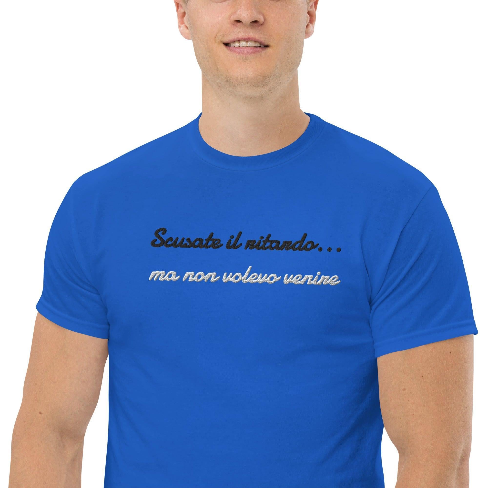 Foto di - T-shirt Ricamata Unisex – 100% Cotone – Stile Streetwear e Confortevole – Scusate il ritardo ma non volevo venire-Ricamati-Biiply