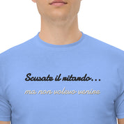 Foto di - T-shirt Ricamata Unisex – 100% Cotone – Stile Streetwear e Confortevole – Scusate il ritardo ma non volevo venire-Ricamati-Biiply
