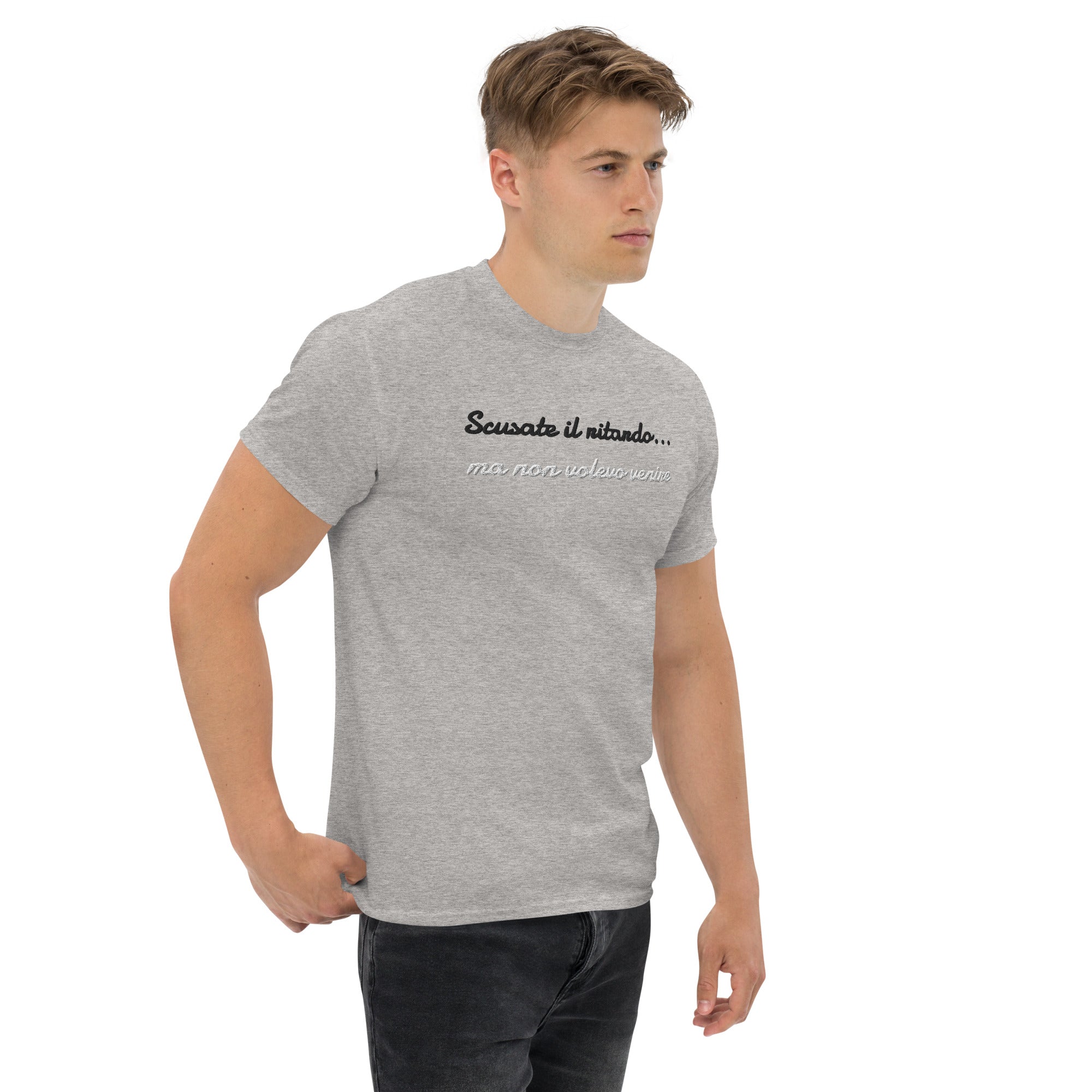 Foto di - T-shirt Ricamata Unisex – 100% Cotone – Stile Streetwear e Confortevole – Scusate il ritardo ma non volevo venire-Ricamati-Biiply