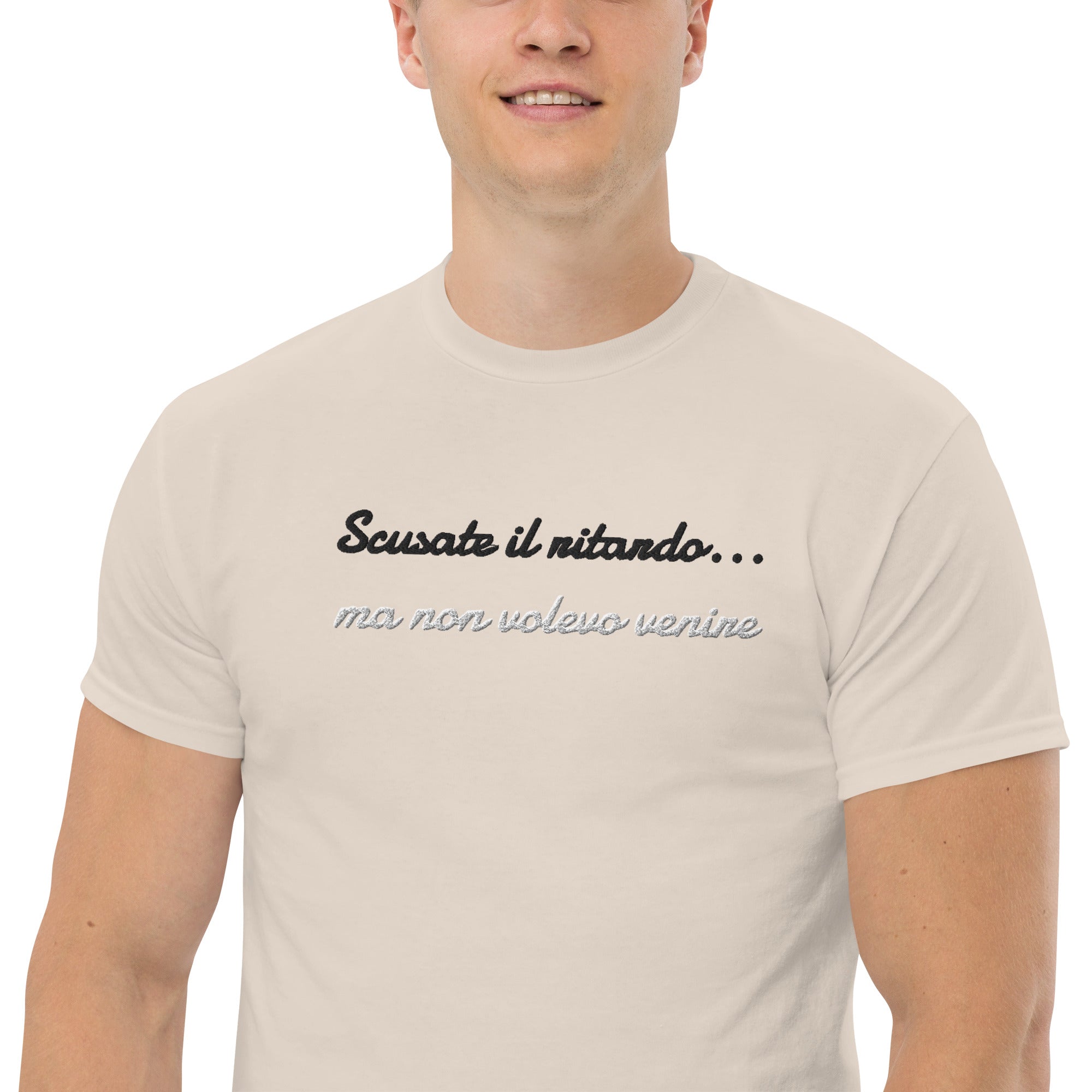 Foto di - T-shirt Ricamata Unisex – 100% Cotone – Stile Streetwear e Confortevole – Scusate il ritardo ma non volevo venire-Ricamati-Biiply