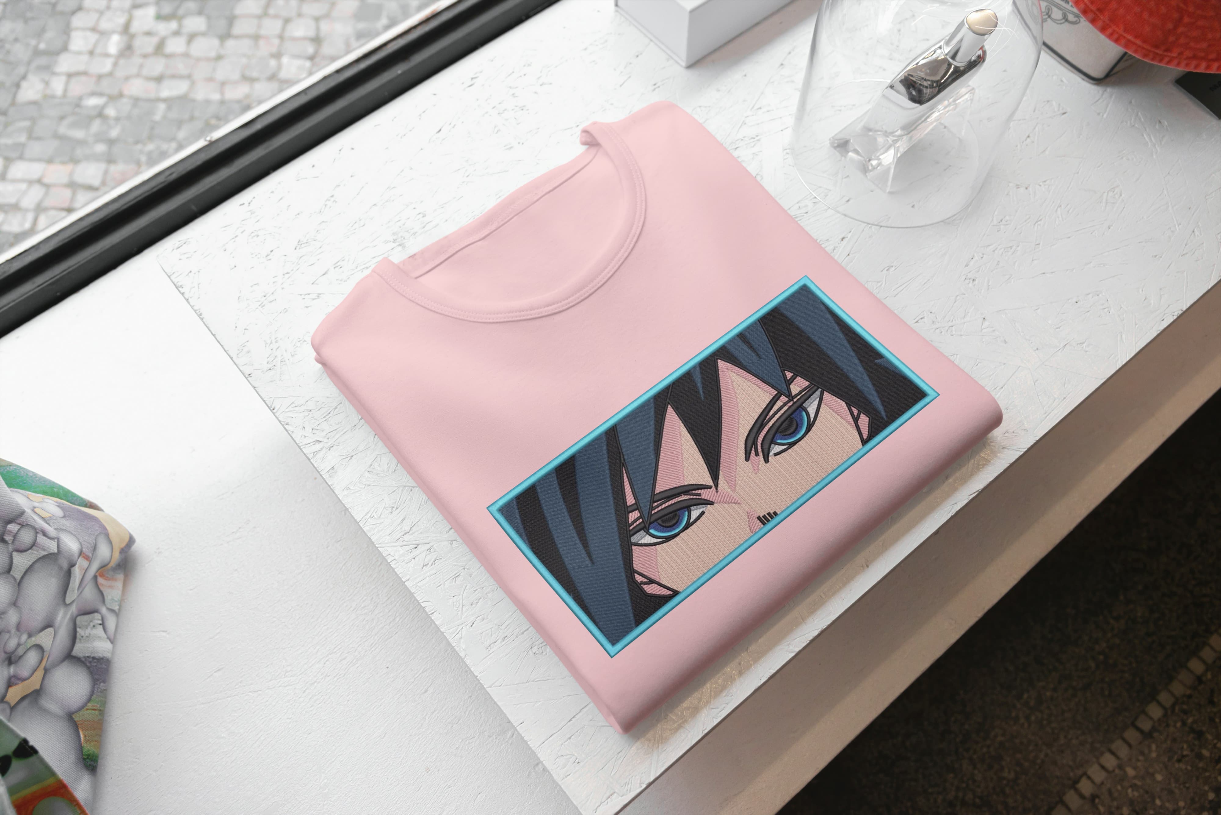 Foto di - T-shirt Ricamata Unisex – 100% Cotone – Stile Streetwear e Confortevole – Sguardo Personaggio anime Giyu Tomioka-Ricamati-Biiply