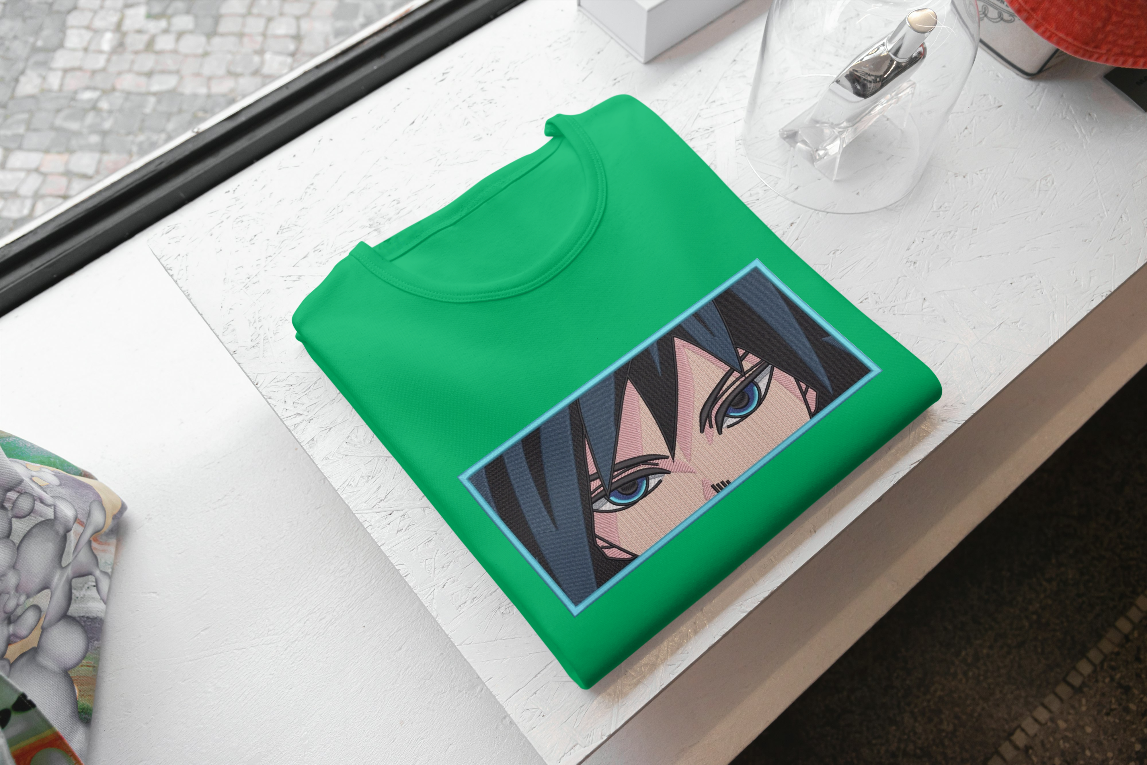 Foto di - T-shirt Ricamata Unisex – 100% Cotone – Stile Streetwear e Confortevole – Sguardo Personaggio anime Giyu Tomioka-Ricamati-Biiply