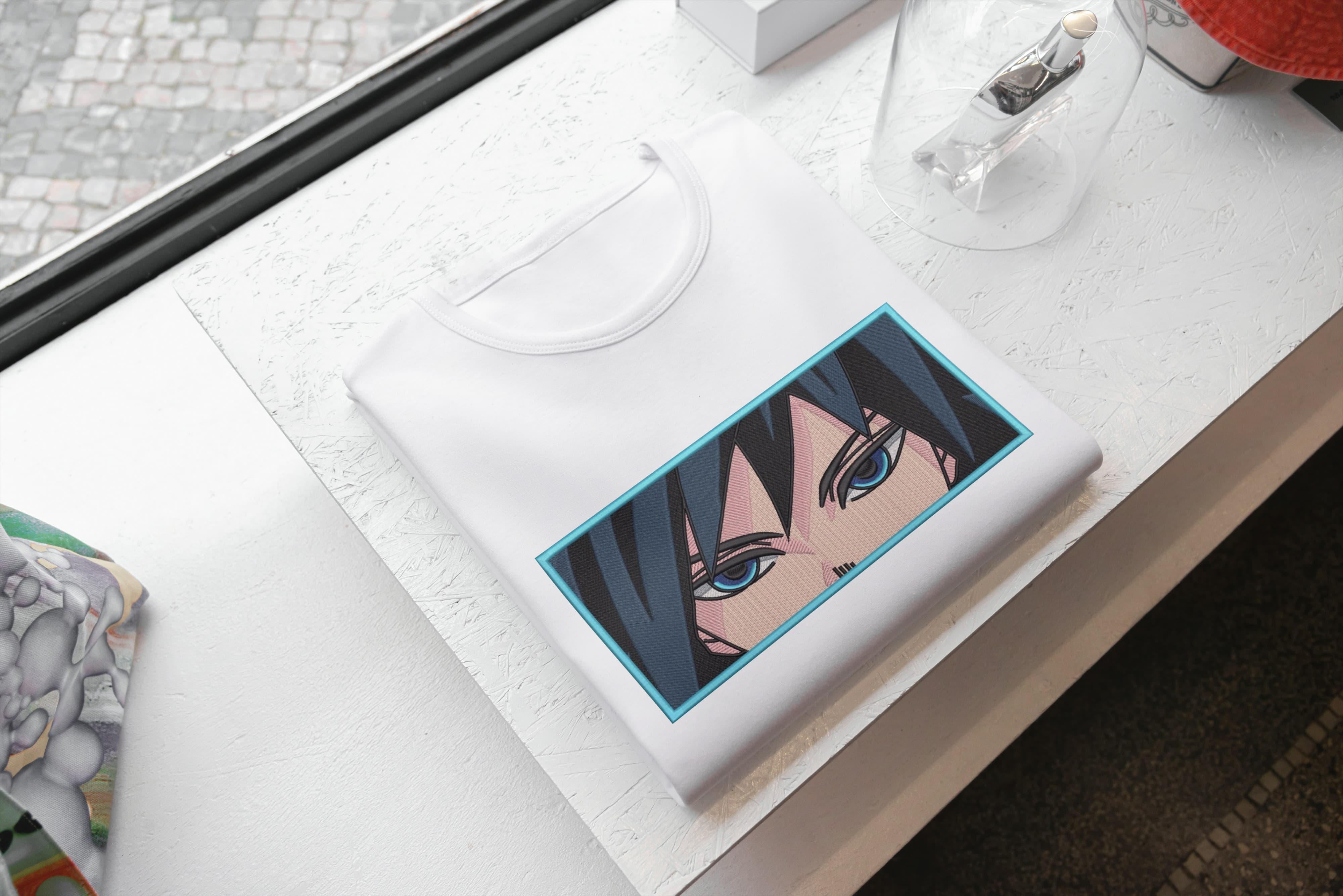 Foto di - T-shirt Ricamata Unisex – 100% Cotone – Stile Streetwear e Confortevole – Sguardo Personaggio anime Giyu Tomioka-Ricamati-Biiply